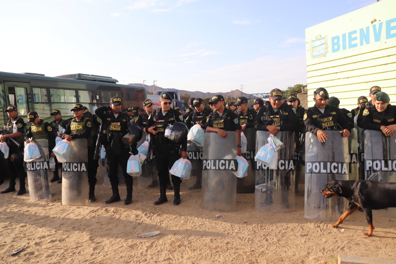 GORE La Libertad apoya a la PNP y al Ejército Peruano con kits de aseo y agua en Virú