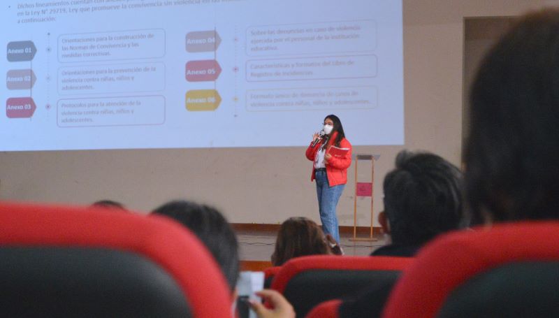 La Oficina Regional del Indecopi en Tacna, en coordinación con la Asociación de Colegios Privados esta región, ofreció una capacitación a representantes de 20 colegios privados para darles a conocer sus obligaciones y evitar conflictos de consumo con padres de familia y alumnos, así como las normas establecidas para una adecuada convivencia escolar.
Se reiteró que los únicos cobros permitidos son: la cuota de ingreso, que se cobra una sola vez a estudiantes nuevos; la matrícula, que se cobra al inicio del año escolar y que no debe ser mayor al monto de una pensión mensual; y la pensión, que se cobran mensualmente y su pago por adelantado está prohibido. Se enfatizó que los padres de familia no están obligados a pagos extraordinarios que no estén relacionados con el servicio educativo.
Del mismo modo, los especialistas del Indecopi recalcaron que los centros educativos privados deben informar las condiciones económicas por escrito a los padres de familia, con un mínimo de 30 días antes de la matrícula. También que deben contar con dos vacantes reservadas por aula para alumnos con discapacidad leve o moderada.
También se les recordó que los estudiantes no pueden ser obligados a llevar los uniformes escolares y todos los útiles escolares desde el primer día de clase.
Respecto de las recomendaciones a favor de una adecuada convivencia escolar, para evitar los casos de bullying, se mencionó que los proveedores deben entregar el Boletín Informativo sobre normas y principios de sana convivencia y disciplina escolar al inicio del año escolar, contar con uno o más profesionales en psicología, titulados y colegiados, tener implementado un Libro de Registro de Incidencias, para el registro de las situaciones de violencia entre estudiantes, contar con normas de convivencia consensuada y el Plan de Convivencia Democrática.
Es importante mencionar que la Oficina Regional del Indecopi en Tacna viene realizando acciones conjuntas con la Unidad de Gestión Educativa Local (UGEL) - Tacna, a fin de articular acciones de supervisiones orientativas en esta región.
Cabe destacar que el Indecopi ha puesto a disposición de la ciudadanía la guía virtual ‘Checa tu cole’ (https://bit.ly/3X9YBZg) con recomendaciones relevantes en el servicio.
Para reportar alguna afectación a sus derechos como consumidores, inclusive de manera anónima, los padres de familia pueden escribir al correo electrónico: colegios@indecopi.gob.pe
Tacna, 02 de febrero de 2023
Se destacaron los únicos cobros que están permitidos y las condiciones en que se debe brindar el servicio educativo privado.