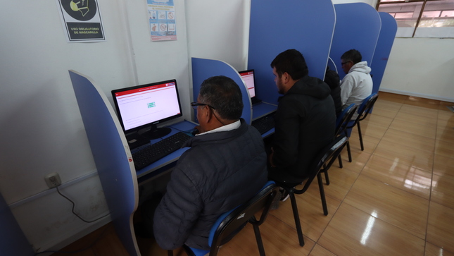Postulantes a conductores rindiendo la evaluación de conocimientos