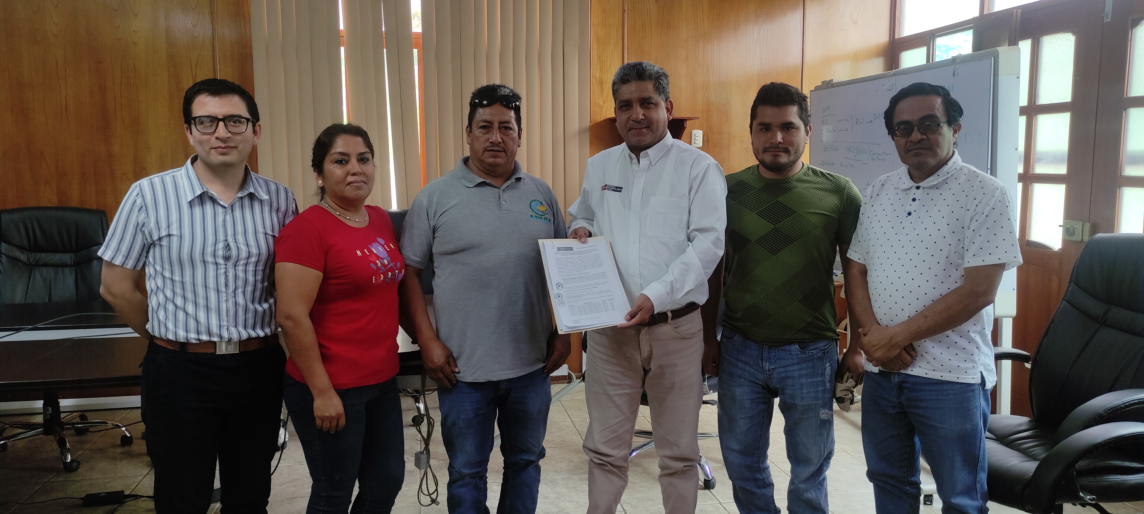 Fotografía de los representantes de APAGA y PEJEZA en la firma de la Adenda de Convenio