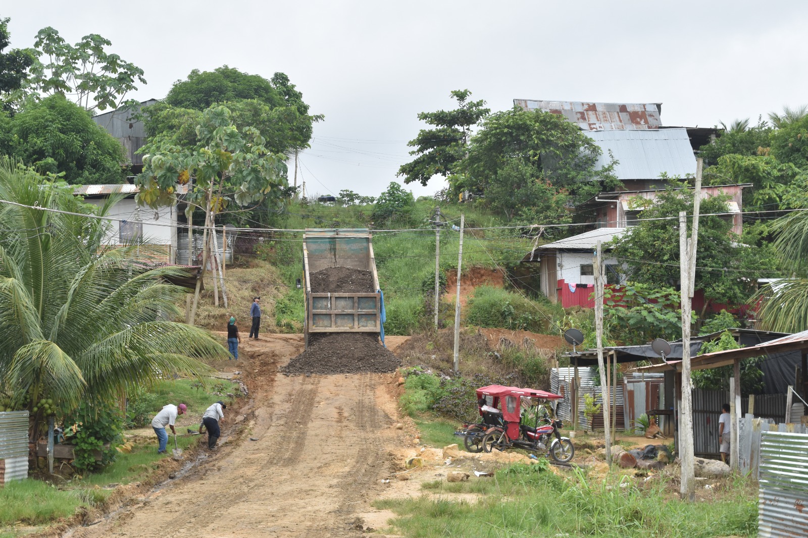 Motoniveladora de la Municipalidad arreglando calle