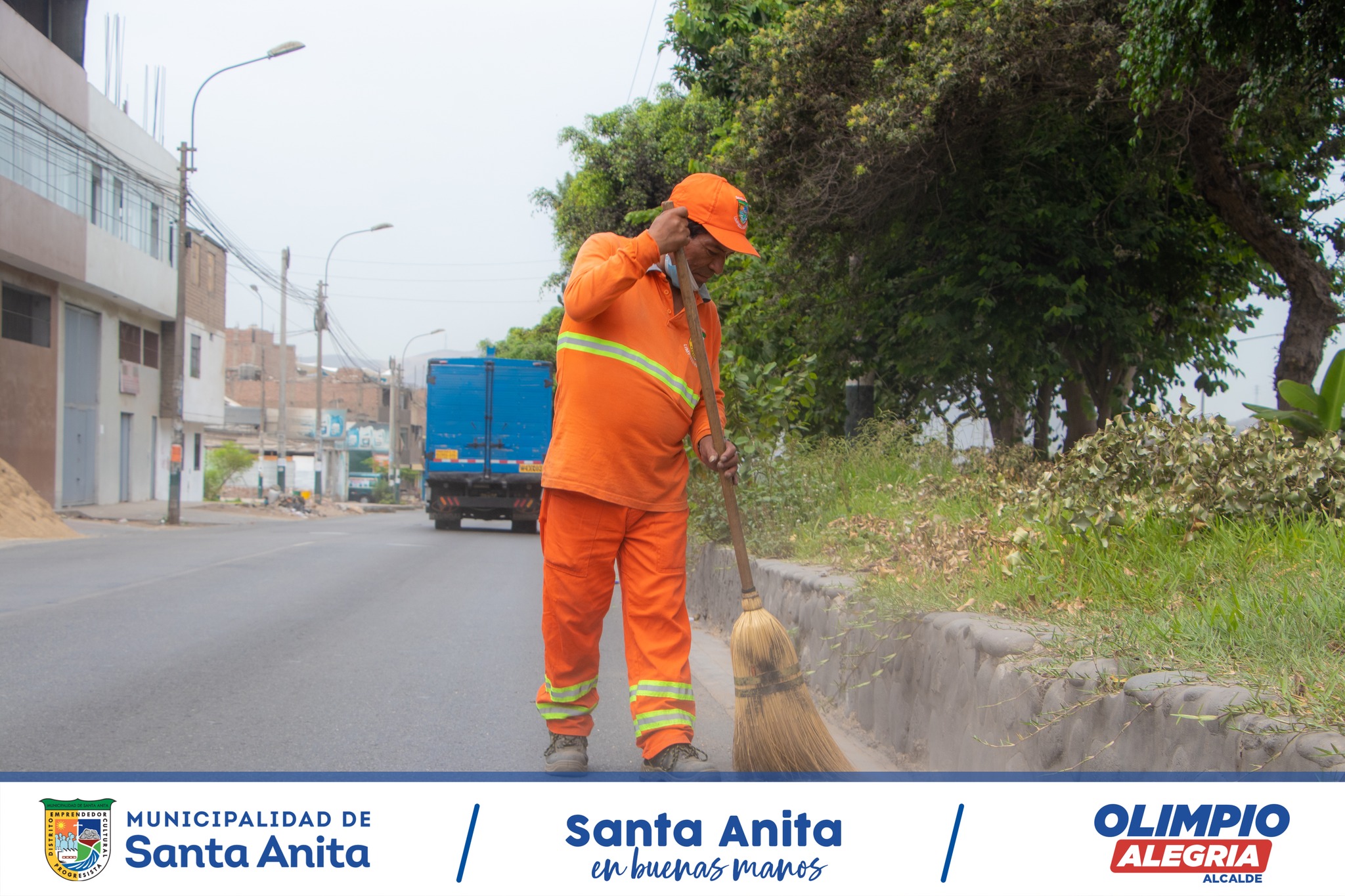 Realizamos el mantenimiento y  limpieza de nuestras calles junto al equipo municipal de limpieza pública.