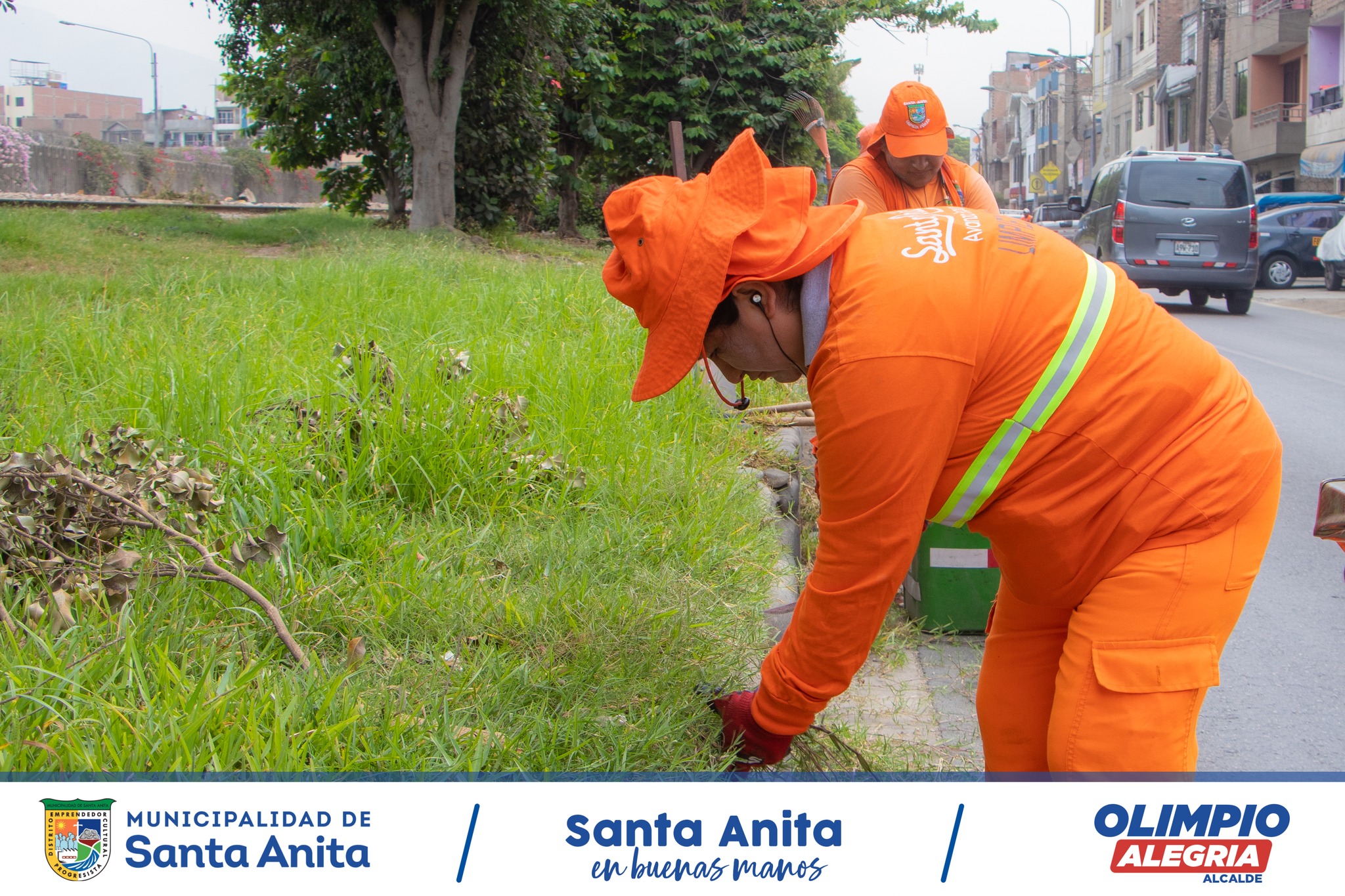 Realizamos el mantenimiento y  limpieza de nuestras calles junto al equipo municipal de limpieza pública.