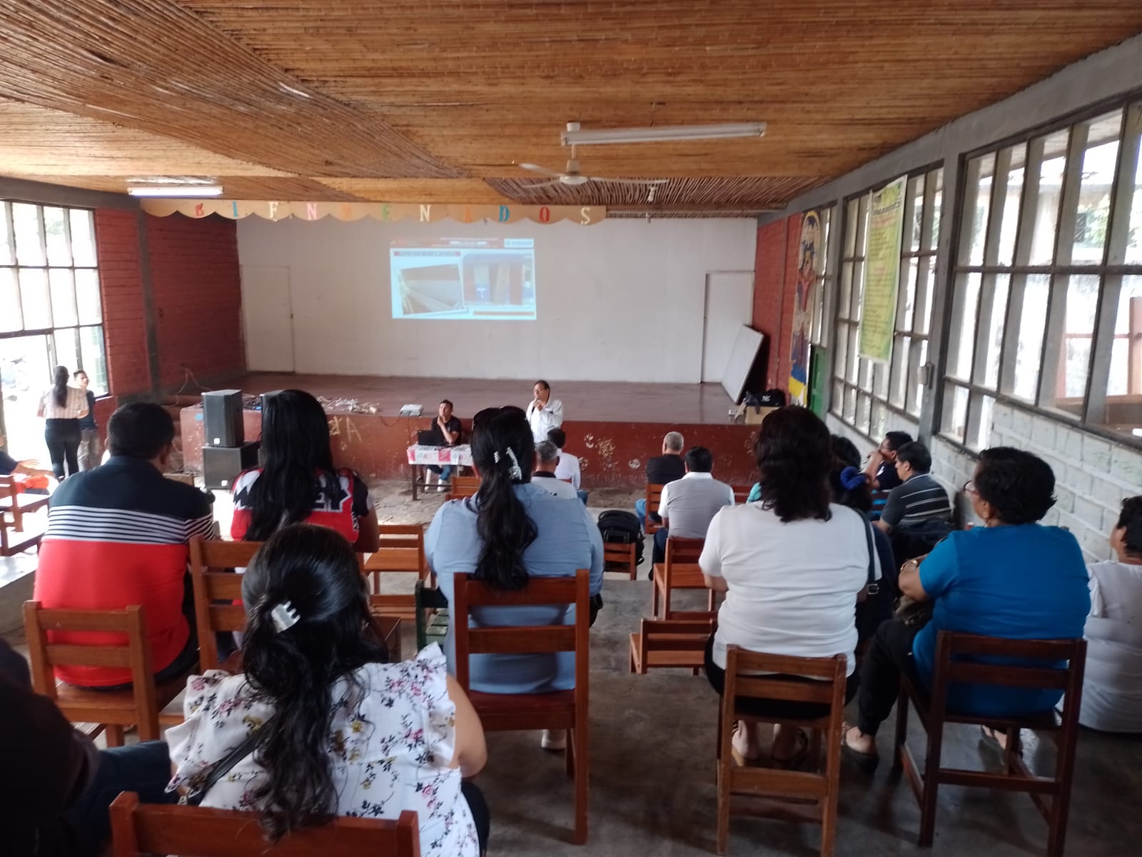Directivos presentes en el taller de capacitación sobre mantenimiento escolar.