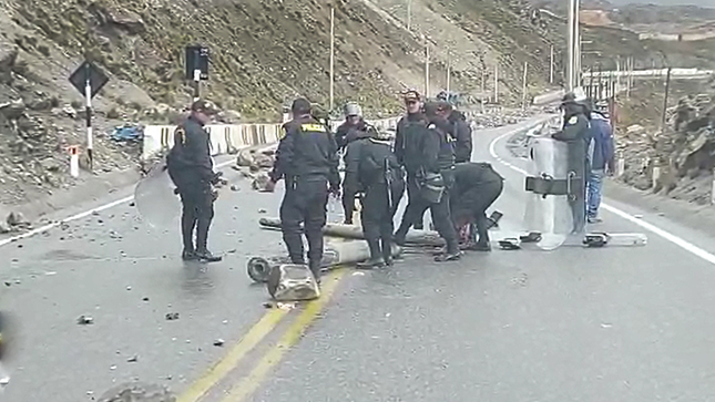 PNP liberó de forma pacífica un tramo de la Carretera Central tomado en Junín