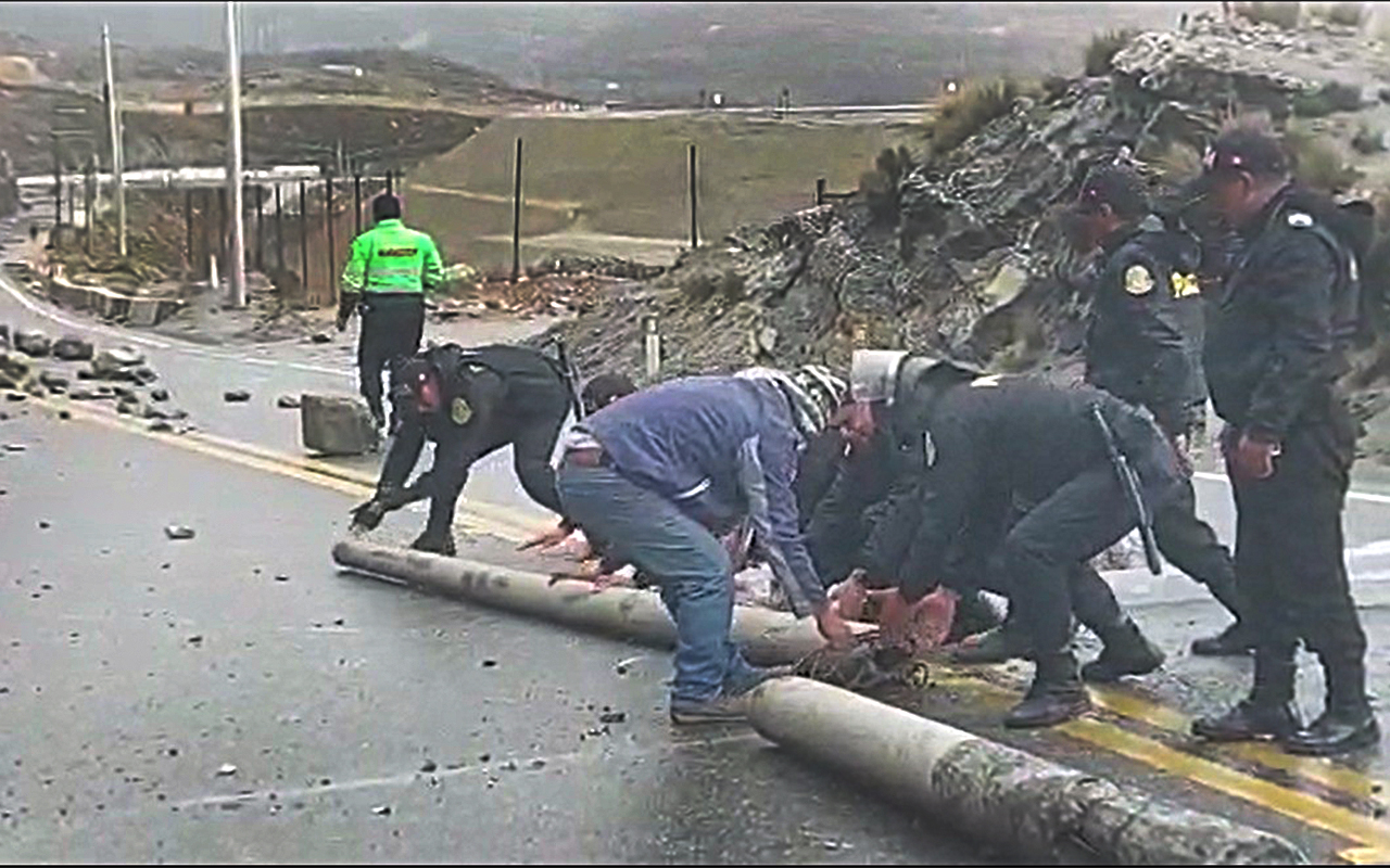 PNP liberó de forma pacífica un tramo de la Carretera Central tomado en Junín