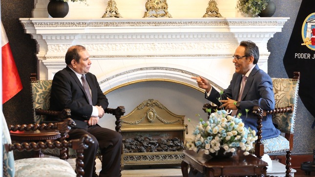 Reunión del presidente del Poder Judicial y el director general del Centro de Estudios Constitucionales