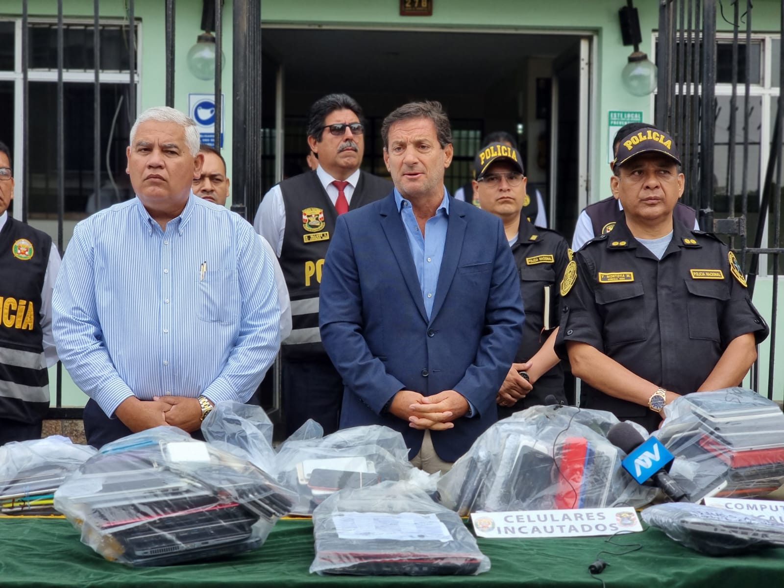 También se incautaron equipos de cómputo como laptops y tablets.