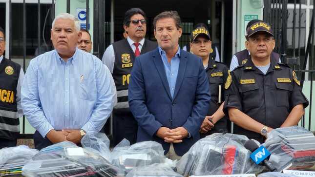 También se incautaron equipos de cómputo como laptops y tablets.