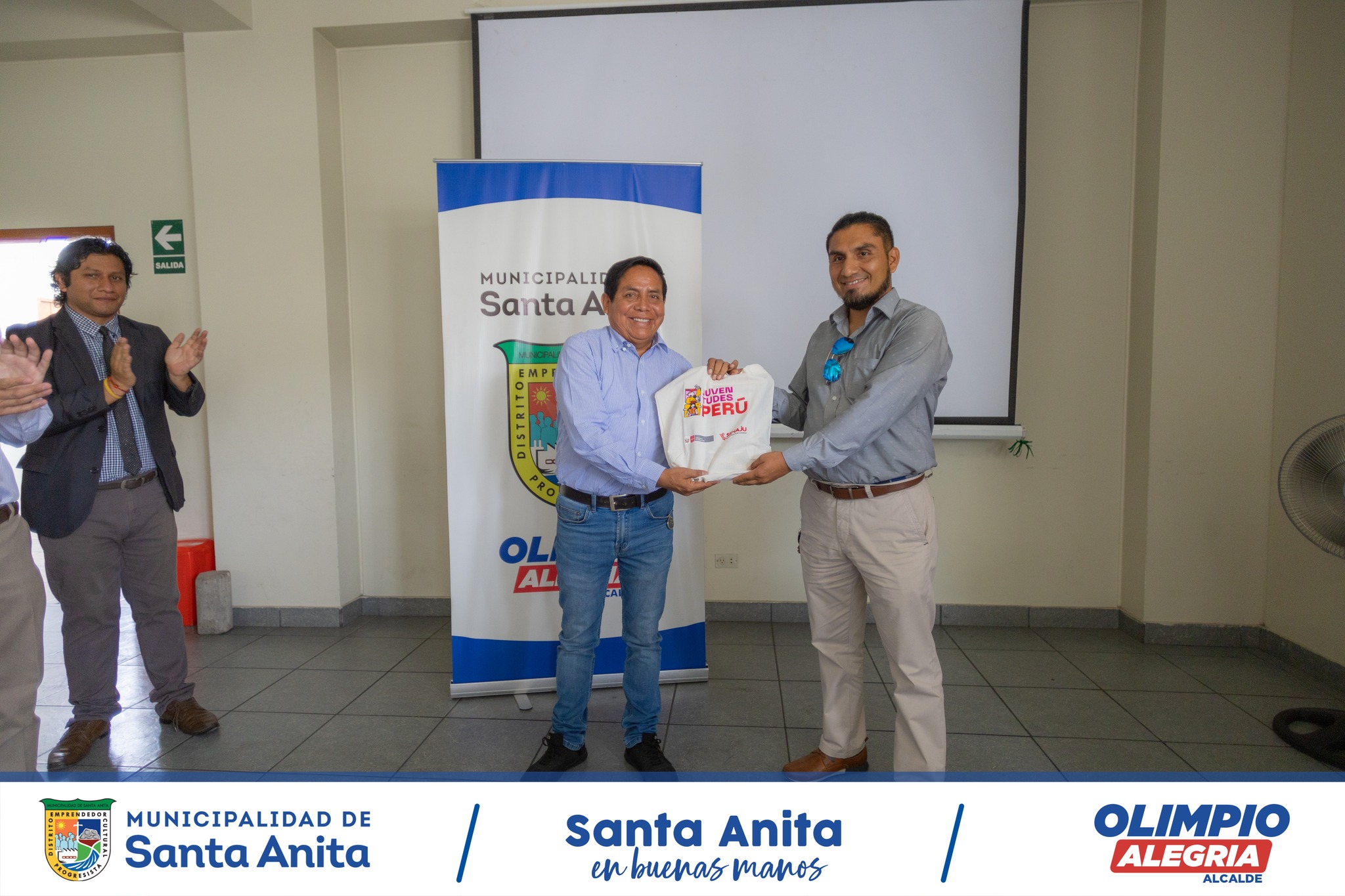 Nuestro alcalde Olimpio Alegría estuvo presente en la apertura de la reunión entre regidores y funcionarios de las áreas de juventudes de los municipios de Lima Este y el coordinador metropolitano de Juventudes #Lima en el Centro Cultural, donde reforzaron su compromiso en trabajar y promover programas en beneficio de los jóvenes.