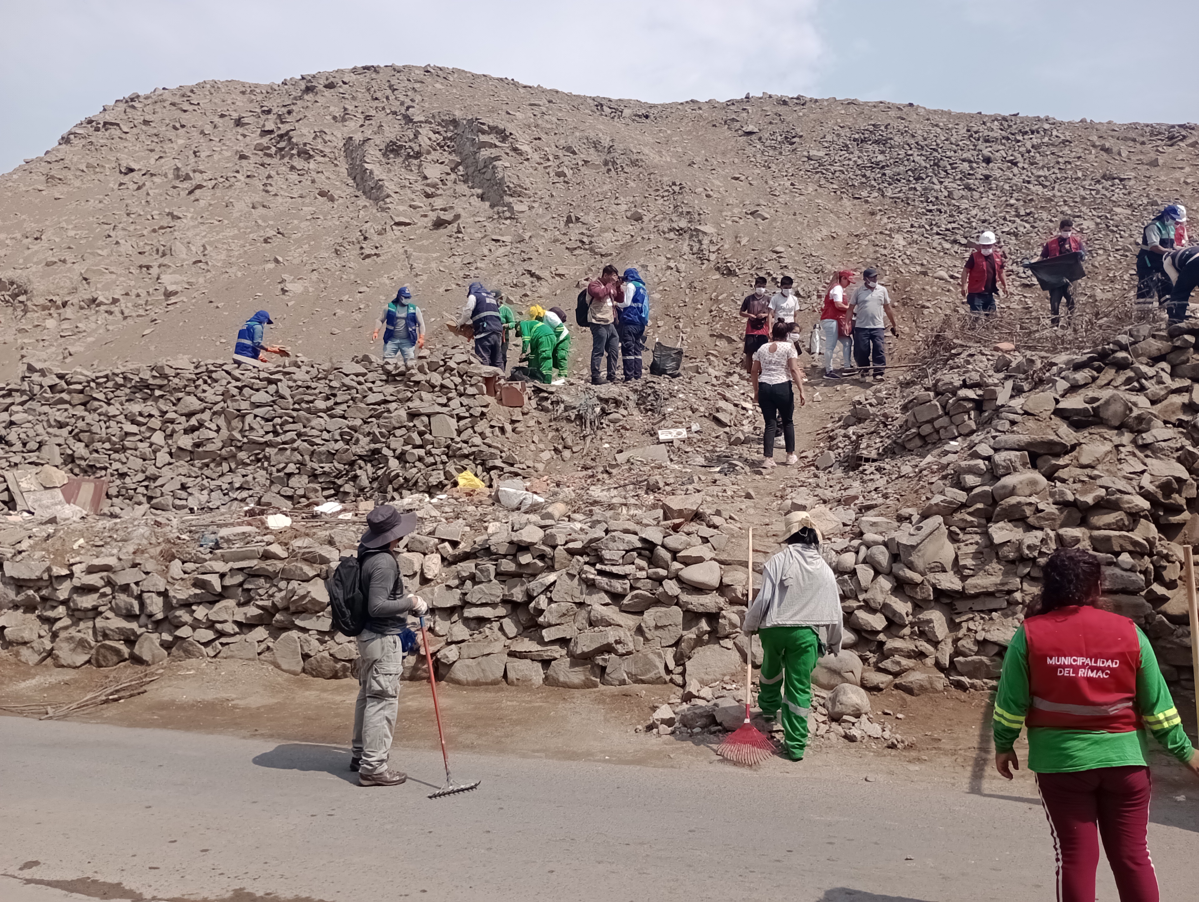 Ministerio de Cultura realizó acciones de limpieza en Huaca La Florida en el Rímac