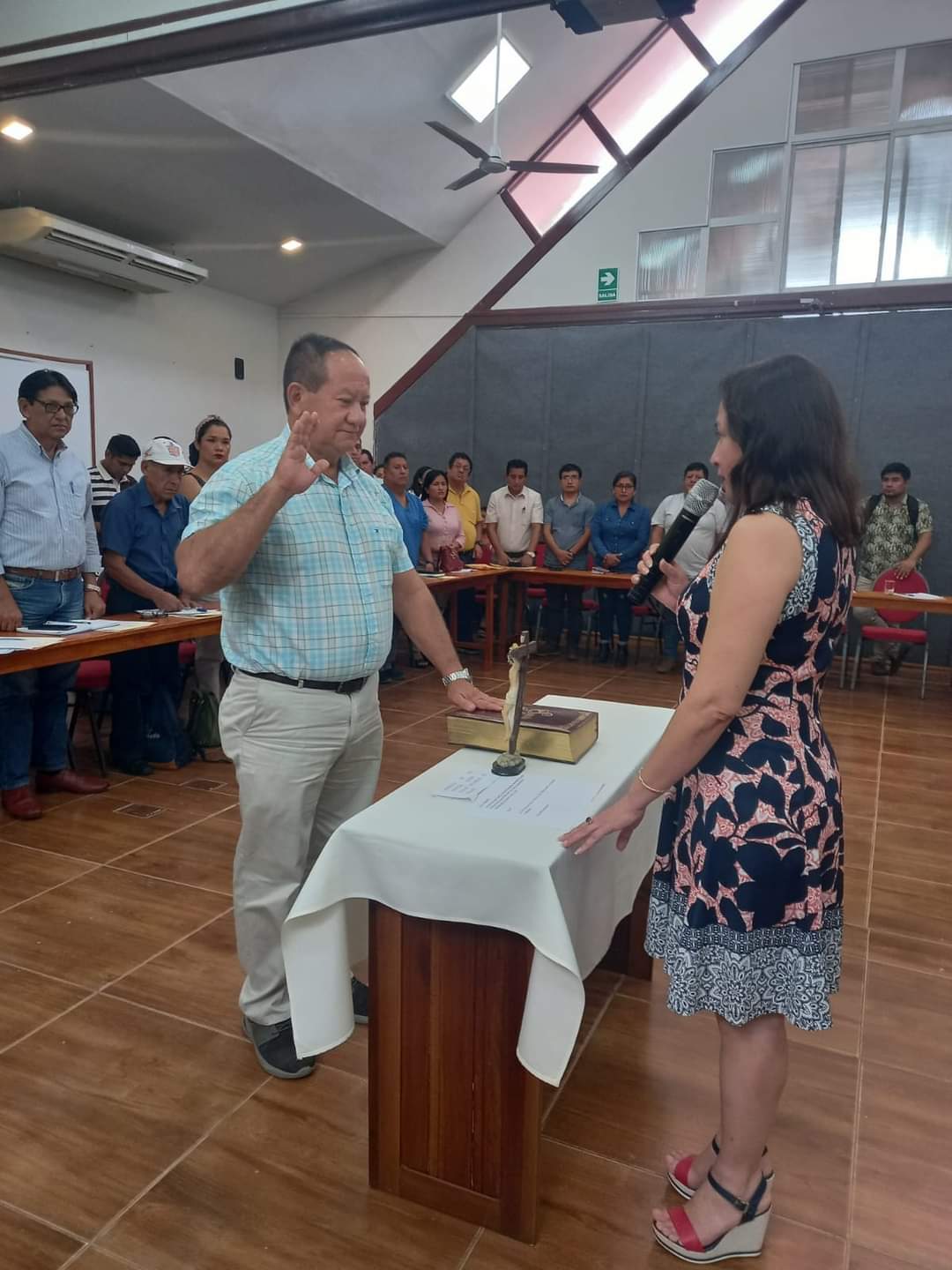 Alcalde de Atalaya siendo juramentado
