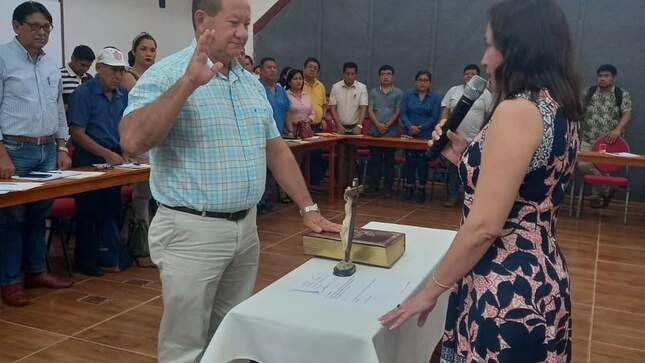 Alcalde de Atalaya siendo juramentado