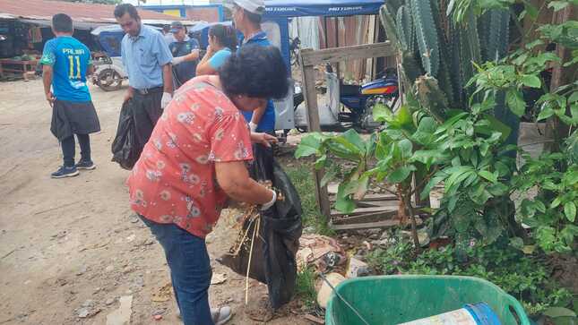 Regidora América Armas participando del recojo de inservibles