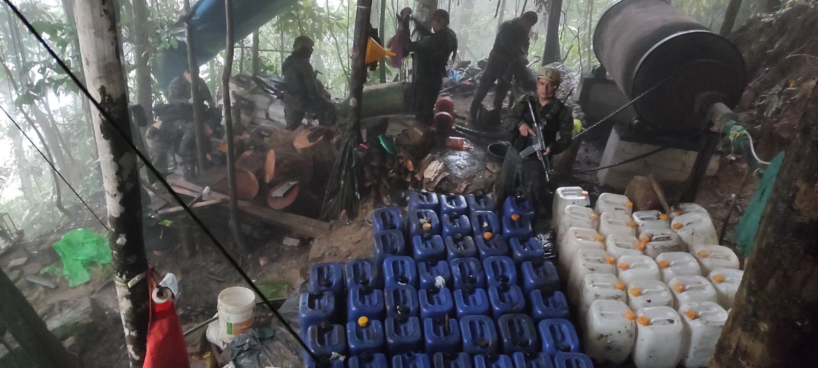 Cuatro laboratorios destinados a la elaboración de droga fueron incinerados por miembros de la Policía Nacional del Perú (PNP) como resultado de un exitoso operativo efectuados en las regiones de Cusco y Huánuco.
Durante las acciones de la Dirección Antidrogas (Dirandro) de la PNP también fueron hallados más de 510 kilos insumos químicos, entre ellos, gasolina, ácido sulfúrico, ácido clorhídrico, hidróxico de calcio y acetona.
El primer laboratorio usado para la transformación de estupefacientes fue descubierto en la zona de Palmapampa, en las inmediaciones del centro poblado San Cristóbal, distrito de Pichari, provincia de La Convención, en Cusco.
En sus ambientes fueron encontrados tanques para almacenamiento de agua, motores y hornos de acero, así como envases de ácido clorhídrico y acetona.
A 500 metros del lugar, los policías de la División de Maniobras contra el Tráfico Ilícito de Drogas (DIVMCTID) descubrieron otras instalaciones clandestinas de producción de alcaloide de cocaína, compuesta por pozas de maceración y de decantación.
Otro laboratorio fue hallado por un contingente del Departamento de Operaciones Tácticas Antidrogas (Depotad) de Tingo María en el centro poblado Río Codo, distrito Codo del Pozuzo, provincia Puerto Inca, en Huánuco,
Además de los insumos químicos, en este espacio, se encontró un total de 2000 kilos de detritus (restos de la hoja de coca procesada), gracias a información proporcionada por agentes de inteligencia.
Cerca de estas zonas, los policías dieron con otro ambiente, aún en construcción y habilitación, que iba a ser usado para elaborar pasta básica de cocaína y que contaba con una poza de maceración y otra de decantación.
Las incineraciones y el traslado de las muestras de los insumos químicos se realizaron con conocimiento de representantes del Ministerio Público.