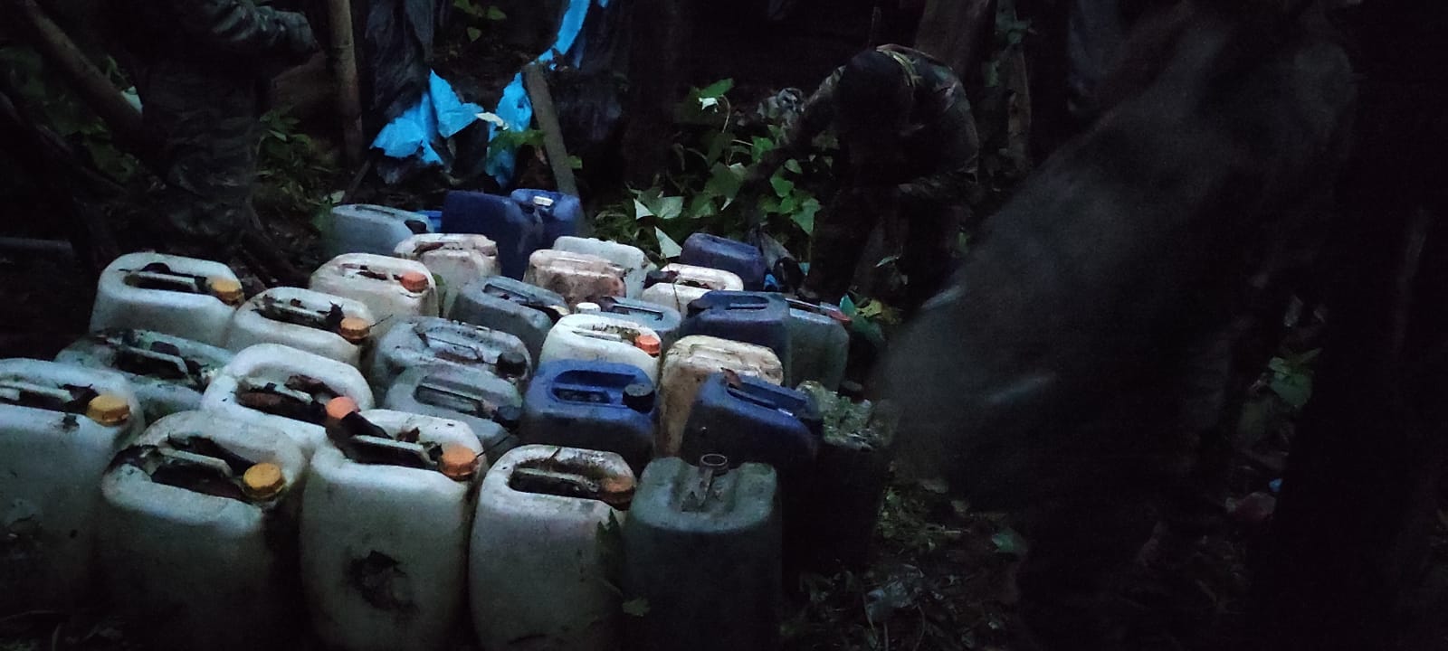 Cuatro laboratorios destinados a la elaboración de droga fueron incinerados por miembros de la Policía Nacional del Perú (PNP) como resultado de un exitoso operativo efectuados en las regiones de Cusco y Huánuco.
Durante las acciones de la Dirección Antidrogas (Dirandro) de la PNP también fueron hallados más de 510 kilos insumos químicos, entre ellos, gasolina, ácido sulfúrico, ácido clorhídrico, hidróxico de calcio y acetona.
El primer laboratorio usado para la transformación de estupefacientes fue descubierto en la zona de Palmapampa, en las inmediaciones del centro poblado San Cristóbal, distrito de Pichari, provincia de La Convención, en Cusco.
En sus ambientes fueron encontrados tanques para almacenamiento de agua, motores y hornos de acero, así como envases de ácido clorhídrico y acetona.
A 500 metros del lugar, los policías de la División de Maniobras contra el Tráfico Ilícito de Drogas (DIVMCTID) descubrieron otras instalaciones clandestinas de producción de alcaloide de cocaína, compuesta por pozas de maceración y de decantación.
Otro laboratorio fue hallado por un contingente del Departamento de Operaciones Tácticas Antidrogas (Depotad) de Tingo María en el centro poblado Río Codo, distrito Codo del Pozuzo, provincia Puerto Inca, en Huánuco,
Además de los insumos químicos, en este espacio, se encontró un total de 2000 kilos de detritus (restos de la hoja de coca procesada), gracias a información proporcionada por agentes de inteligencia.
Cerca de estas zonas, los policías dieron con otro ambiente, aún en construcción y habilitación, que iba a ser usado para elaborar pasta básica de cocaína y que contaba con una poza de maceración y otra de decantación.
Las incineraciones y el traslado de las muestras de los insumos químicos se realizaron con conocimiento de representantes del Ministerio Público.