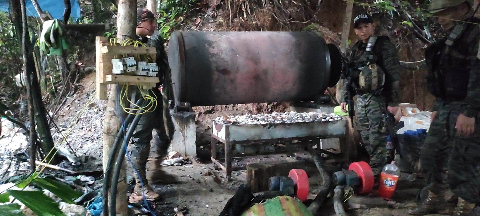 Cuatro laboratorios destinados a la elaboración de droga fueron incinerados por miembros de la Policía Nacional del Perú (PNP) como resultado de un exitoso operativo efectuados en las regiones de Cusco y Huánuco.
Durante las acciones de la Dirección Antidrogas (Dirandro) de la PNP también fueron hallados más de 510 kilos insumos químicos, entre ellos, gasolina, ácido sulfúrico, ácido clorhídrico, hidróxico de calcio y acetona.
El primer laboratorio usado para la transformación de estupefacientes fue descubierto en la zona de Palmapampa, en las inmediaciones del centro poblado San Cristóbal, distrito de Pichari, provincia de La Convención, en Cusco.
En sus ambientes fueron encontrados tanques para almacenamiento de agua, motores y hornos de acero, así como envases de ácido clorhídrico y acetona.
A 500 metros del lugar, los policías de la División de Maniobras contra el Tráfico Ilícito de Drogas (DIVMCTID) descubrieron otras instalaciones clandestinas de producción de alcaloide de cocaína, compuesta por pozas de maceración y de decantación.
Otro laboratorio fue hallado por un contingente del Departamento de Operaciones Tácticas Antidrogas (Depotad) de Tingo María en el centro poblado Río Codo, distrito Codo del Pozuzo, provincia Puerto Inca, en Huánuco,
Además de los insumos químicos, en este espacio, se encontró un total de 2000 kilos de detritus (restos de la hoja de coca procesada), gracias a información proporcionada por agentes de inteligencia.
Cerca de estas zonas, los policías dieron con otro ambiente, aún en construcción y habilitación, que iba a ser usado para elaborar pasta básica de cocaína y que contaba con una poza de maceración y otra de decantación.
Las incineraciones y el traslado de las muestras de los insumos químicos se realizaron con conocimiento de representantes del Ministerio Público.