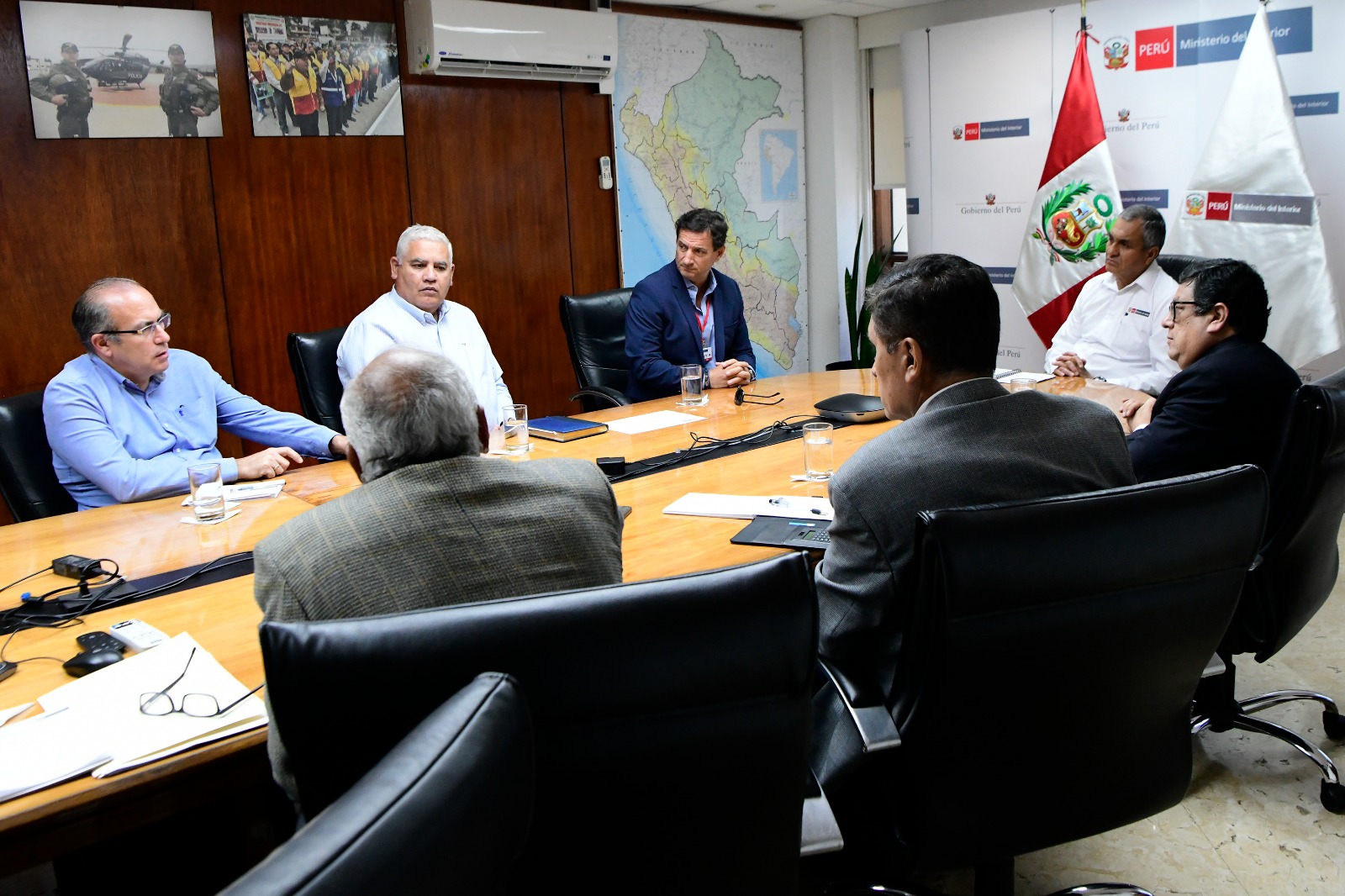 El ministro del Interior, Vicente Romero, continúa promoviendo la formación de alianzas estratégicas con diversos municipios y autoridades subnacionales, a fin de trabajar en conjunto y ejecutar acciones que permitan fortalecer la seguridad ciudadana en el país.
Con ese objetivo, el titular del Interior sostuvo sendas reuniones con el alcalde distrital de San Miguel, Eduardo Bless; y el teniente alcalde de Lima Metropolitana, Renzo Reggiardo, con quienes coordinó medidas y tareas en bien de la seguridad.
“La seguridad ciudadana es uno de los pilares más importantes para el sector, por ello es necesario formar alianzas, unir esfuerzos y coordinar acciones que lleven a incrementar la seguridad de nuestros ciudadanos”, remarcó Romero Fernández.
Durante la sesión de trabajo con las autoridades municipales, también señaló que se debe seguir potenciando la seguridad ciudadana en las diferentes comunas, a través de estrategias y programas sectoriales como Barrio Seguro y Vecindario Seguro.
Indicó que, en esta tarea, necesariamente, se debe involucrar a todas las autoridades, tanto civiles y policiales, así como al sector privado.
Según refirió, también es fundamental reactivar los comités de seguridad ciudadana, para enfrentar con firmeza delitos comunes, como la microcomercialización de drogas, el hurto, robo agravado, entre otros.
Más policías para San Miguel
En su cita con el alcalde de San Miguel, el ministro informó que se gestionará el incremento de policías en las comisarías de este distrito, como una manera de brindar soluciones específicas y reforzar la seguridad ciudadana en bien de la comunidad.
Agregó que agentes de las unidades especializadas de la PNP trabajarán de manera focalizada para superar los principales problemas de seguridad del distrito.
Por su parte, el alcalde de ese distrito adelantó que pondrá a disposición de la Policía Nacional del Perú (PNP) toda la logística y equipamiento del serenazgo y se comprometió a gestionar acciones para fortalecer el trabajo articulado con el Mininter.
Cámaras interconectadas en Lima
Posteriormente, el ministro Romero recibió al teniente alcalde de Lima Metropolitana, Renzo Reggiardo; y al gerente de seguridad ciudadana de esta comuna, Abdul Miranda, para abordar estrategias que den viabilidad a proyectos en materia de seguridad.
Entre los puntos tratados figura la propuesta de continuar con la interconexión de las videocámaras de seguridad ciudadana de Lima con la Central de Emergencias 105 y el Centro de Comando, Control, Comunicaciones, Cómputo e Inteligencia de la PNP.