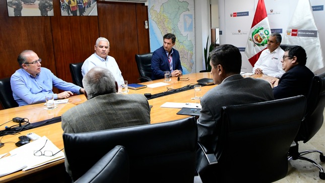 El ministro del Interior, Vicente Romero, continúa promoviendo la formación de alianzas estratégicas con diversos municipios y autoridades subnacionales, a fin de trabajar en conjunto y ejecutar acciones que permitan fortalecer la seguridad ciudadana en el país.

Con ese objetivo, el titular del Interior sostuvo sendas reuniones con el alcalde distrital de San Miguel, Eduardo Bless; y el teniente alcalde de Lima Metropolitana, Renzo Reggiardo, con quienes coordinó medidas y tareas en bien de la seguridad.

“La seguridad ciudadana es uno de los pilares más importantes para el sector, por ello es necesario formar alianzas, unir esfuerzos y coordinar acciones que lleven a incrementar la seguridad de nuestros ciudadanos”, remarcó Romero Fernández.

Durante la sesión de trabajo con las autoridades municipales, también señaló que se debe seguir potenciando la seguridad ciudadana en las diferentes comunas, a través de estrategias y programas sectoriales como Barrio Seguro y Vecindario Seguro.

Indicó que, en esta tarea, necesariamente, se debe involucrar a todas las autoridades, tanto civiles y policiales, así como al sector privado.

Según refirió, también es fundamental reactivar los comités de seguridad ciudadana, para enfrentar con firmeza delitos comunes, como la microcomercialización de drogas, el hurto, robo agravado, entre otros. 

Más policías para San Miguel 

En su cita con el alcalde de San Miguel, el ministro informó que se gestionará el incremento de policías en las comisarías de este distrito, como una manera de brindar soluciones específicas y reforzar la seguridad ciudadana en bien de la comunidad.

Agregó que agentes de las unidades especializadas de la PNP trabajarán de manera focalizada para superar los principales problemas de seguridad del distrito. 

Por su parte, el alcalde de ese distrito adelantó que pondrá a disposición de la Policía Nacional del Perú (PNP) toda la logística y equipamiento del serenazgo y se comprometió a gestionar acciones para fortalecer el trabajo articulado con el Mininter. 

Cámaras interconectadas en Lima 

Posteriormente, el ministro Romero recibió al teniente alcalde de Lima Metropolitana, Renzo Reggiardo; y al gerente de seguridad ciudadana de esta comuna, Abdul Miranda, para abordar estrategias que den viabilidad a proyectos en materia de seguridad. 

Entre los puntos tratados figura la propuesta de continuar con la interconexión de las videocámaras de seguridad ciudadana de Lima con la Central de Emergencias 105 y el Centro de Comando, Control, Comunicaciones, Cómputo e Inteligencia de la PNP.
