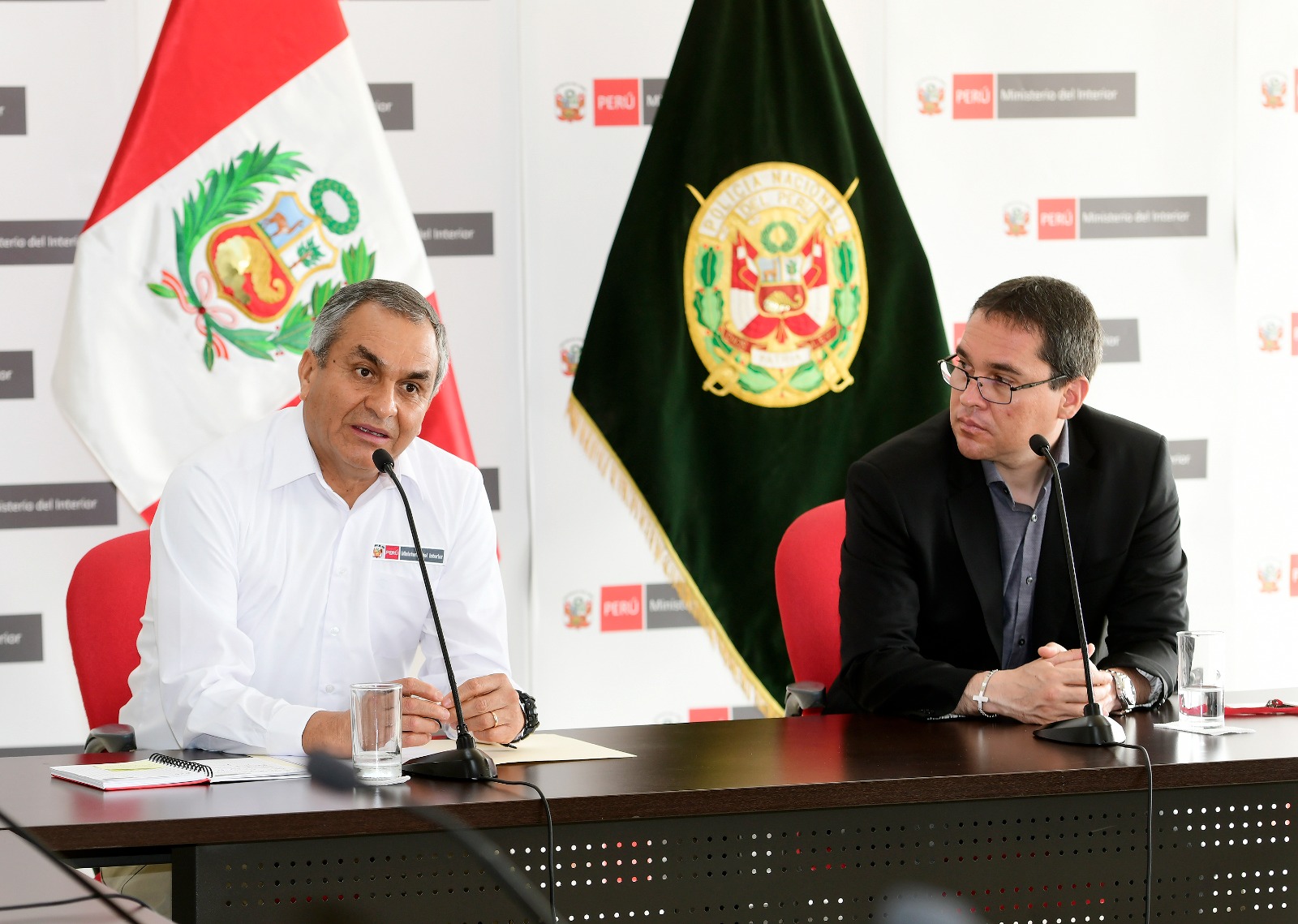 El ministro del Interior, Vicente Romero, continúa promoviendo la formación de alianzas estratégicas con diversos municipios y autoridades subnacionales, a fin de trabajar en conjunto y ejecutar acciones que permitan fortalecer la seguridad ciudadana en el país.
Con ese objetivo, el titular del Interior sostuvo sendas reuniones con el alcalde distrital de San Miguel, Eduardo Bless; y el teniente alcalde de Lima Metropolitana, Renzo Reggiardo, con quienes coordinó medidas y tareas en bien de la seguridad.
“La seguridad ciudadana es uno de los pilares más importantes para el sector, por ello es necesario formar alianzas, unir esfuerzos y coordinar acciones que lleven a incrementar la seguridad de nuestros ciudadanos”, remarcó Romero Fernández.
Durante la sesión de trabajo con las autoridades municipales, también señaló que se debe seguir potenciando la seguridad ciudadana en las diferentes comunas, a través de estrategias y programas sectoriales como Barrio Seguro y Vecindario Seguro.
Indicó que, en esta tarea, necesariamente, se debe involucrar a todas las autoridades, tanto civiles y policiales, así como al sector privado.
Según refirió, también es fundamental reactivar los comités de seguridad ciudadana, para enfrentar con firmeza delitos comunes, como la microcomercialización de drogas, el hurto, robo agravado, entre otros.
Más policías para San Miguel
En su cita con el alcalde de San Miguel, el ministro informó que se gestionará el incremento de policías en las comisarías de este distrito, como una manera de brindar soluciones específicas y reforzar la seguridad ciudadana en bien de la comunidad.
Agregó que agentes de las unidades especializadas de la PNP trabajarán de manera focalizada para superar los principales problemas de seguridad del distrito.
Por su parte, el alcalde de ese distrito adelantó que pondrá a disposición de la Policía Nacional del Perú (PNP) toda la logística y equipamiento del serenazgo y se comprometió a gestionar acciones para fortalecer el trabajo articulado con el Mininter.
Cámaras interconectadas en Lima
Posteriormente, el ministro Romero recibió al teniente alcalde de Lima Metropolitana, Renzo Reggiardo; y al gerente de seguridad ciudadana de esta comuna, Abdul Miranda, para abordar estrategias que den viabilidad a proyectos en materia de seguridad.
Entre los puntos tratados figura la propuesta de continuar con la interconexión de las videocámaras de seguridad ciudadana de Lima con la Central de Emergencias 105 y el Centro de Comando, Control, Comunicaciones, Cómputo e Inteligencia de la PNP.