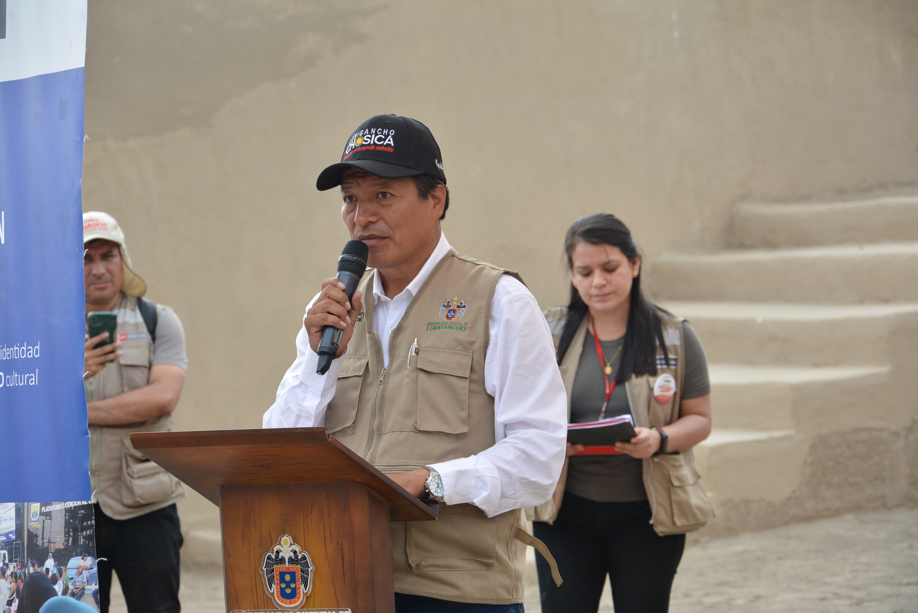 Alcalde Oswaldo Vargas en zona arqueológica de Cajamarquilla