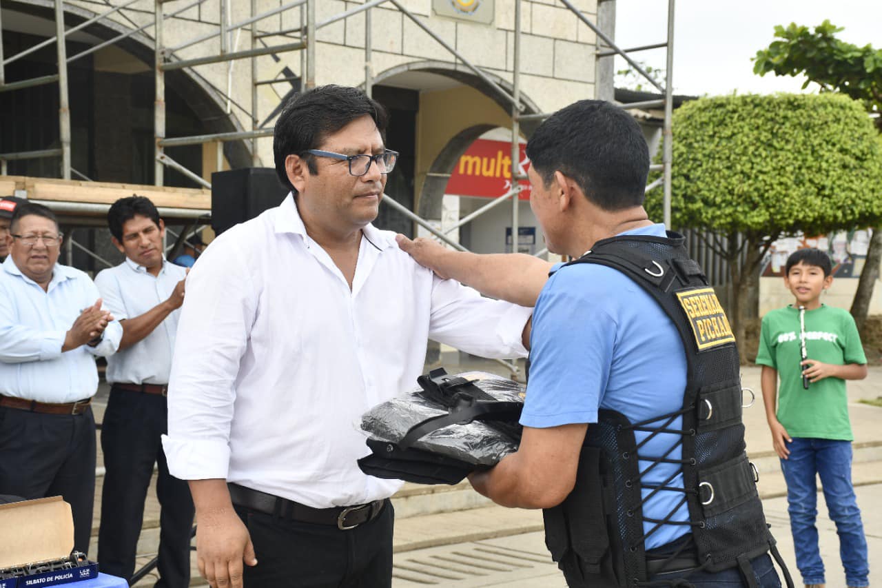 indumentaria al nuevo cuerpo de serenazgo del distrito