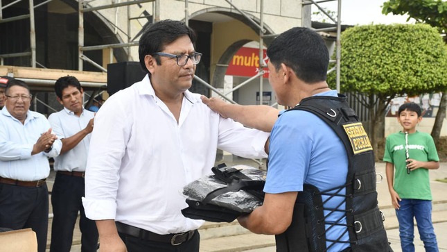 indumentaria al nuevo cuerpo de serenazgo del distrito