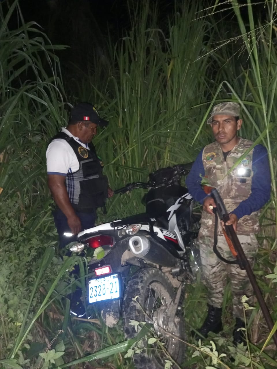 recuperan una moto de color blanco y negra que fue reportada como robada