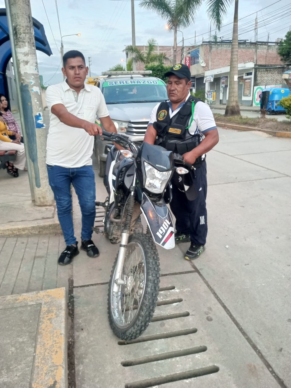 recuperan una moto de color blanco y negra que fue reportada como robada