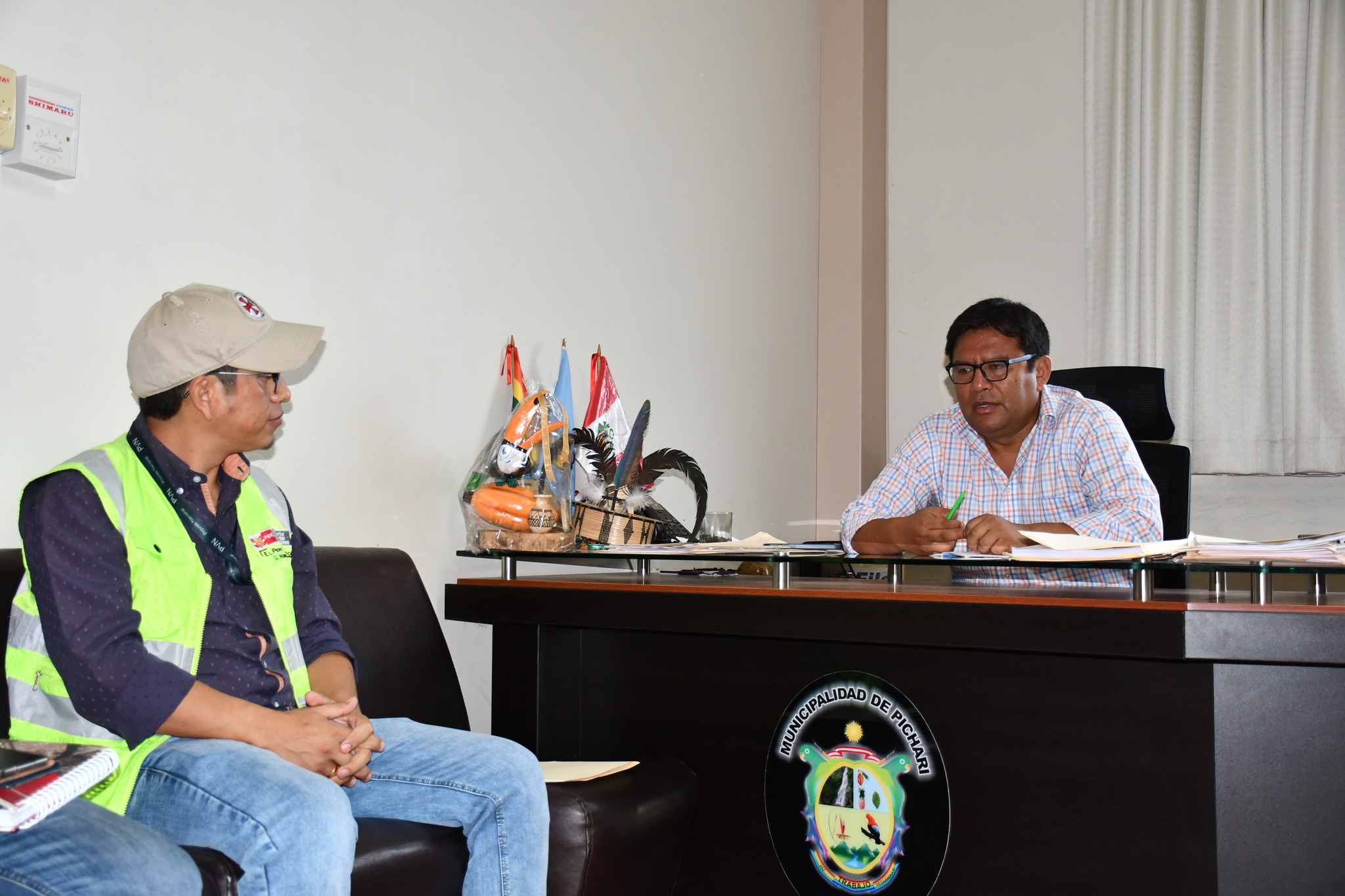 alcalde la Municipalidad Distrital de Pichari, se reunió con Ulises Huamanchao Paquiyauri, jefe zonal de Provias Nacional