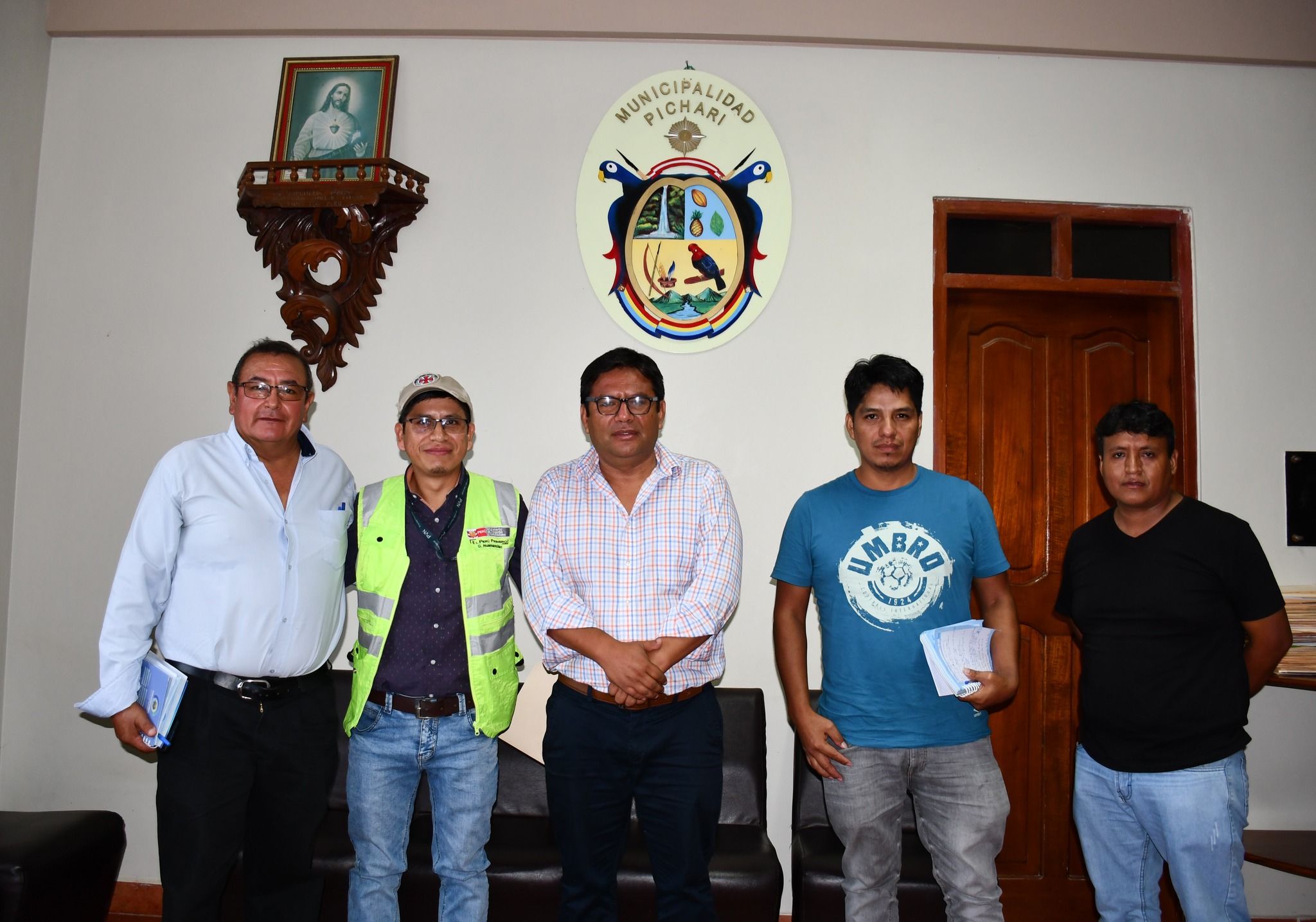 alcalde la Municipalidad Distrital de Pichari, se reunió con Ulises Huamanchao Paquiyauri, jefe zonal de Provias Nacional