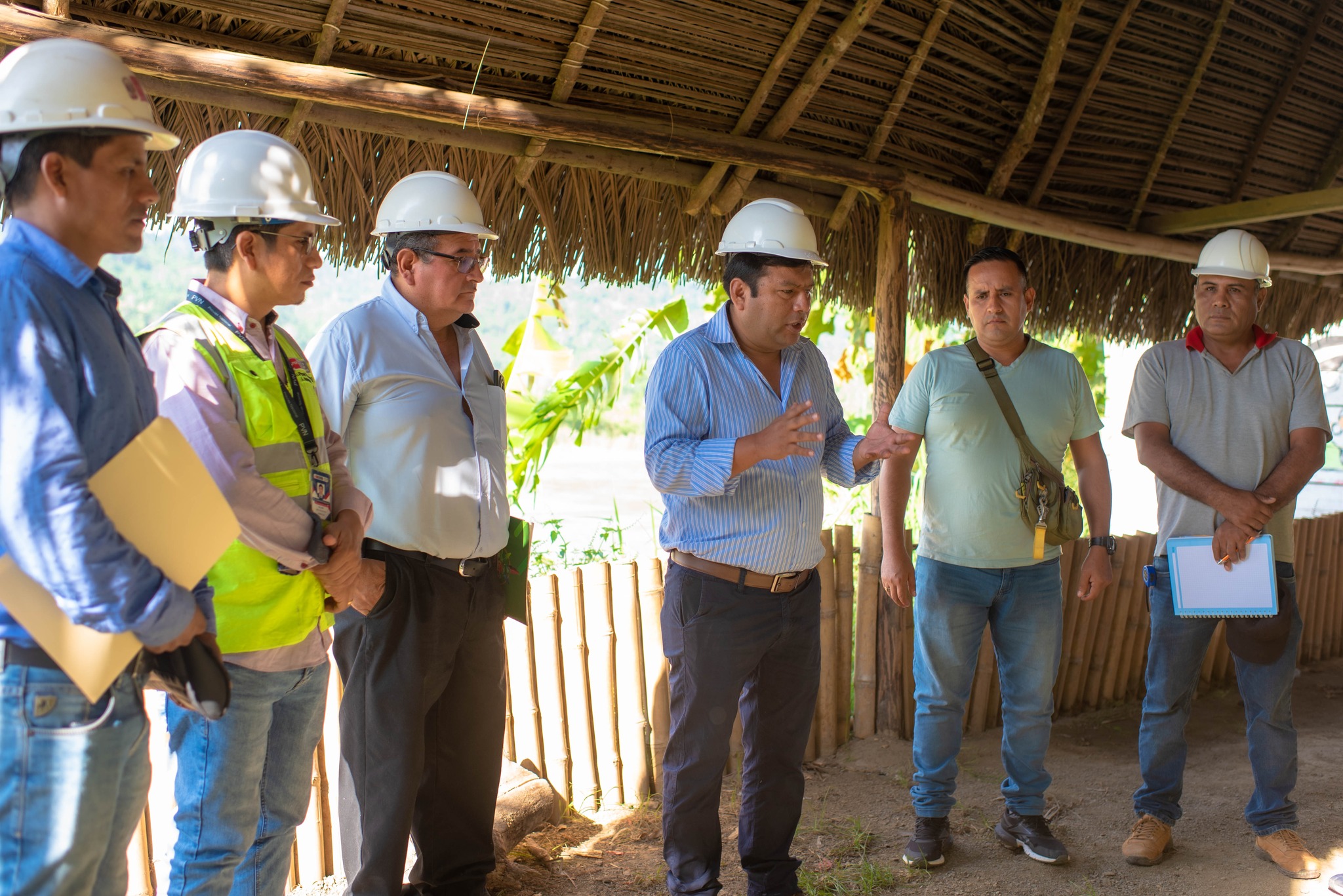 Se dio inició al trabajo de mantenimiento de las principales vías de conexión al distrito de Pichari y de esa manera recuperar la transitabilidad de las carreteras.