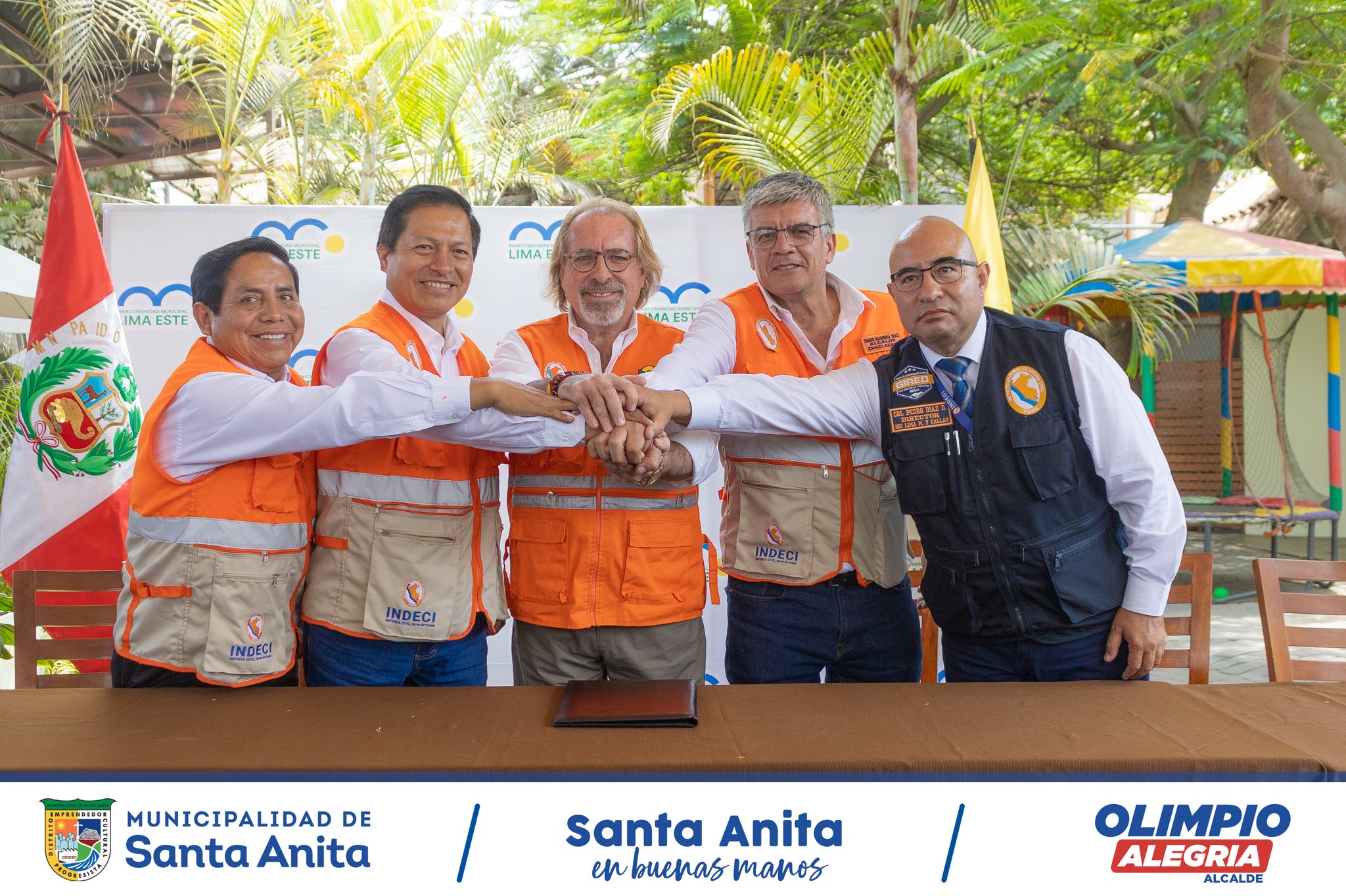 El alcalde, Olimpio Alegría participó en la instalación de la mesa de trabajo de Gestión de Riesgos y Desastres.
La reunión contó con la presencia de los alcaldes de Lima Este, representantes del Instituto Geofísico del Perú , del SENAMHI PERU , del Sistema Regional de Defensa Civil, del Instituto Nacional de Defensa Civil Perú y de la UGEL 6.
Los burgomaestres se comprometieron a trabajar de forma articulada sin fronteras y promover una cultura de prevención con sus vecinos.