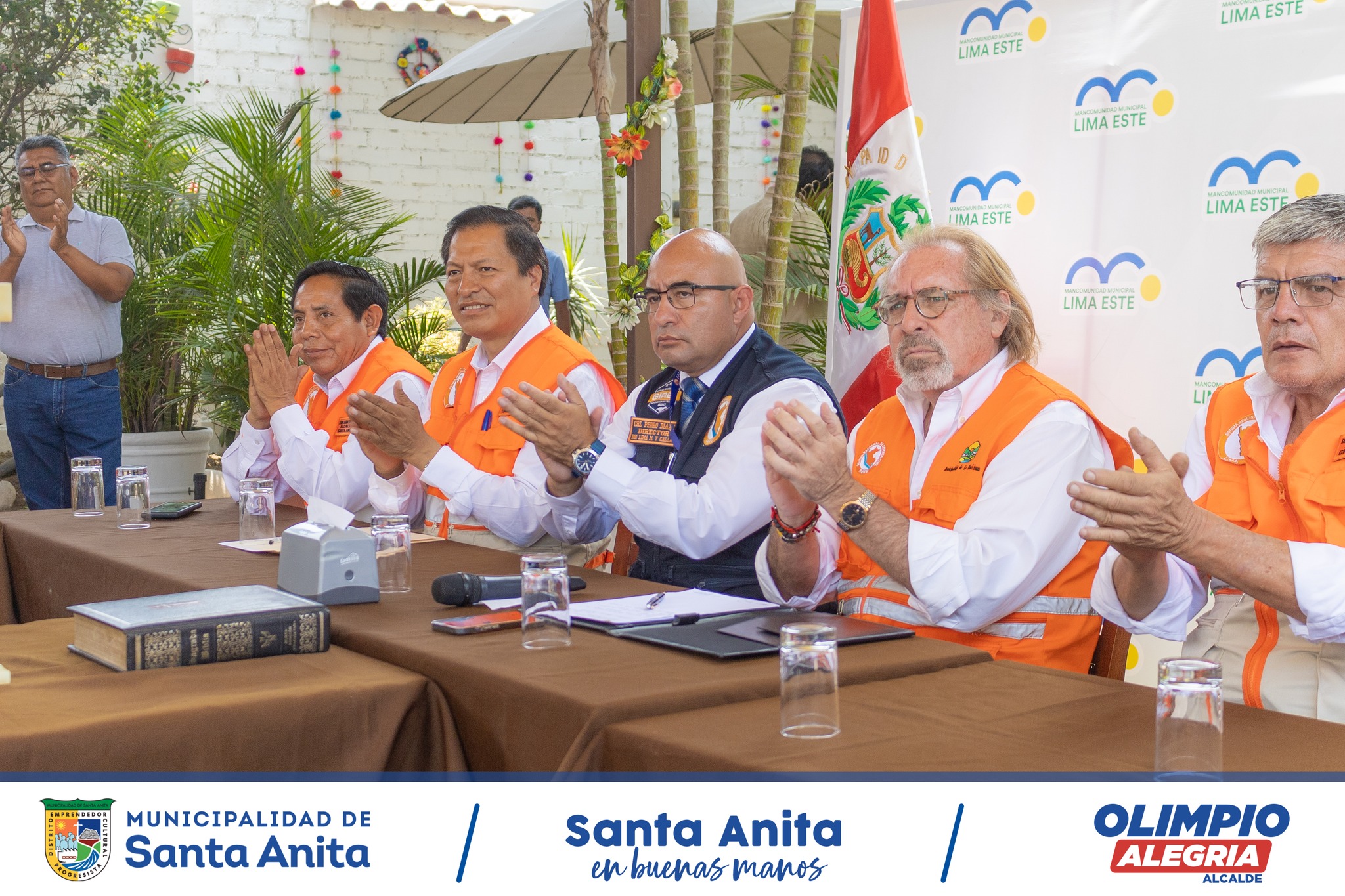 El alcalde, Olimpio Alegría participó en la instalación de la mesa de trabajo de Gestión de Riesgos y Desastres.
La reunión contó con la presencia de los alcaldes de Lima Este, representantes del Instituto Geofísico del Perú , del SENAMHI PERU , del Sistema Regional de Defensa Civil, del Instituto Nacional de Defensa Civil Perú y de la UGEL 6.
Los burgomaestres se comprometieron a trabajar de forma articulada sin fronteras y promover una cultura de prevención con sus vecinos.
