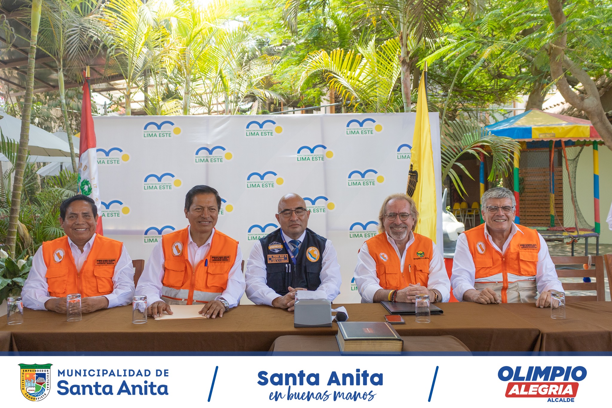 El alcalde, Olimpio Alegría participó en la instalación de la mesa de trabajo de Gestión de Riesgos y Desastres.
La reunión contó con la presencia de los alcaldes de Lima Este, representantes del Instituto Geofísico del Perú , del SENAMHI PERU , del Sistema Regional de Defensa Civil, del Instituto Nacional de Defensa Civil Perú y de la UGEL 6.
Los burgomaestres se comprometieron a trabajar de forma articulada sin fronteras y promover una cultura de prevención con sus vecinos.