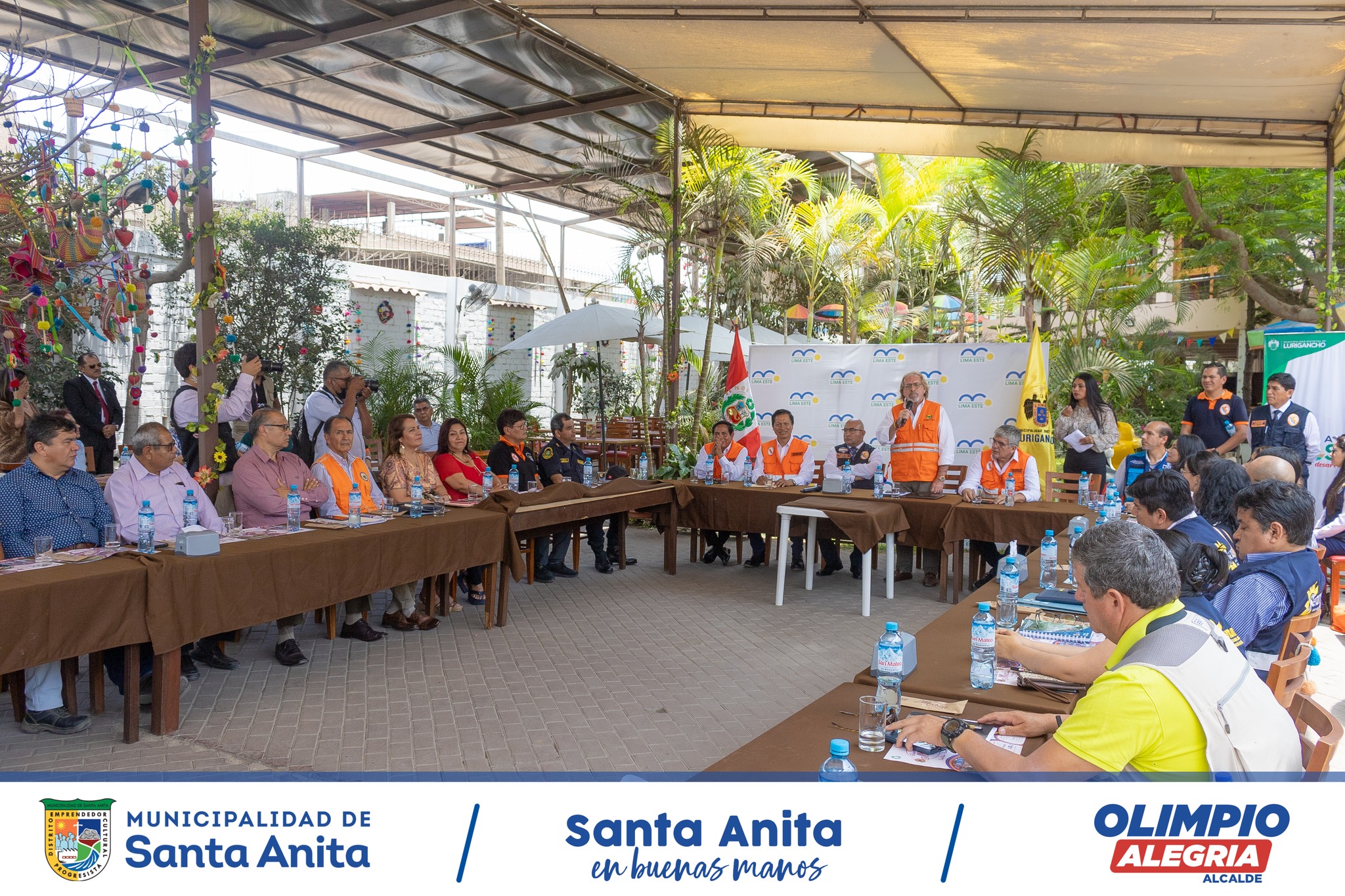 El alcalde, Olimpio Alegría participó en la instalación de la mesa de trabajo de Gestión de Riesgos y Desastres.
La reunión contó con la presencia de los alcaldes de Lima Este, representantes del Instituto Geofísico del Perú , del SENAMHI PERU , del Sistema Regional de Defensa Civil, del Instituto Nacional de Defensa Civil Perú y de la UGEL 6.
Los burgomaestres se comprometieron a trabajar de forma articulada sin fronteras y promover una cultura de prevención con sus vecinos.