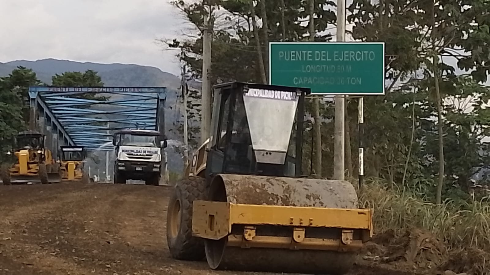 la municipalidad distrital de pichari, dispuso todas las maquinarias necesarias para estos trabajos que se viene haciendo en diferentes puntos de nuestra ciudad.