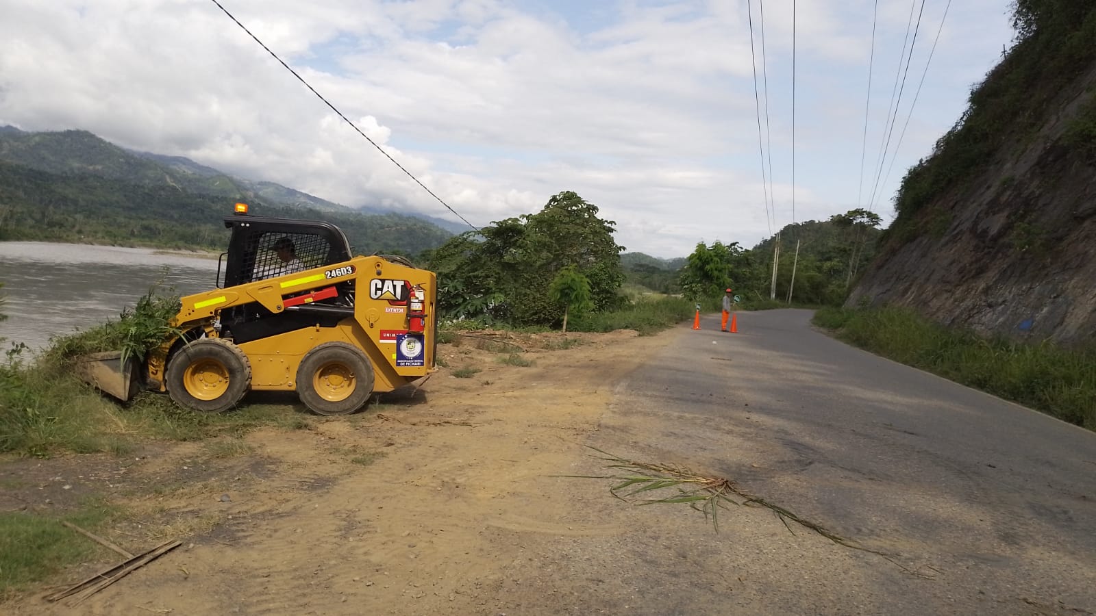 la municipalidad distrital de pichari, dispuso todas las maquinarias necesarias para estos trabajos que se viene haciendo en diferentes puntos de nuestra ciudad.