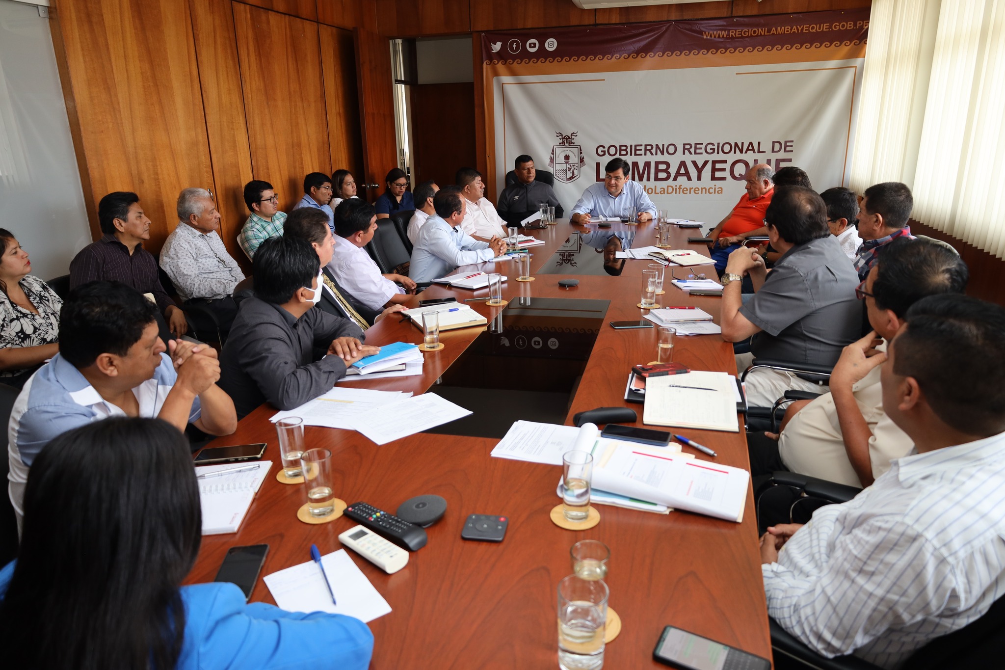 fotografía de reunión del gobernador y gerentes regionales
