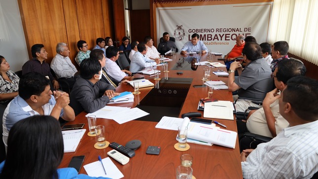 fotografía de reunión del gobernador y gerentes regionales
