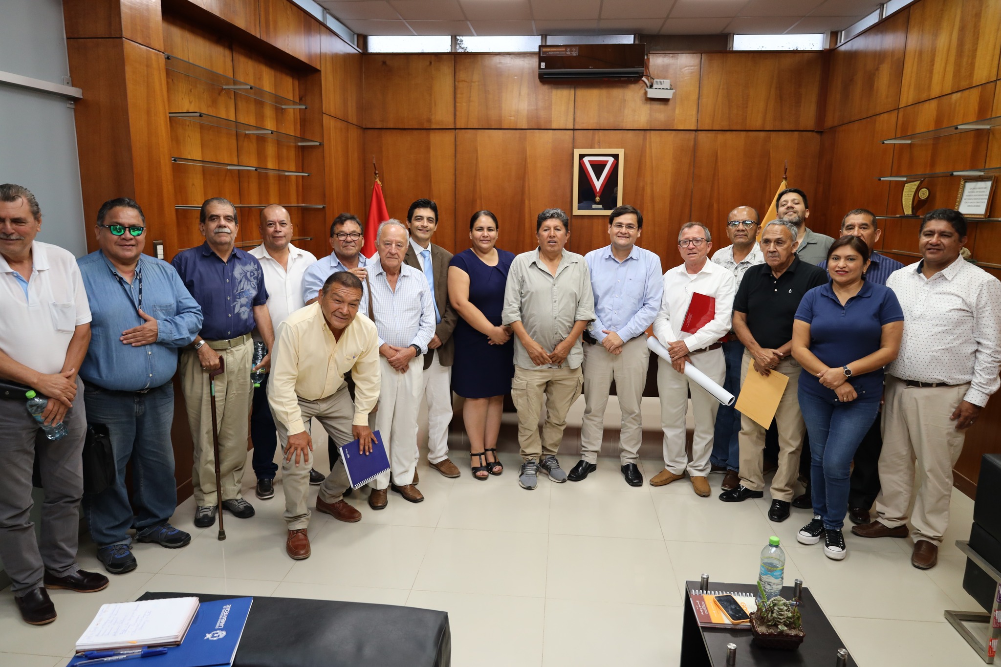 fotografía de miembros de la Cámara de Comercio y funcionarios del GORE.