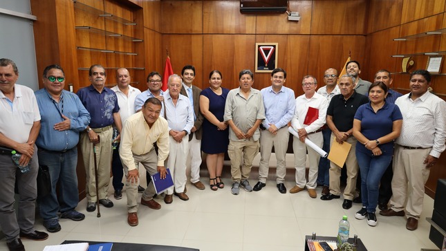 fotografía de miembros de la Cámara de Comercio y funcionarios del GORE.