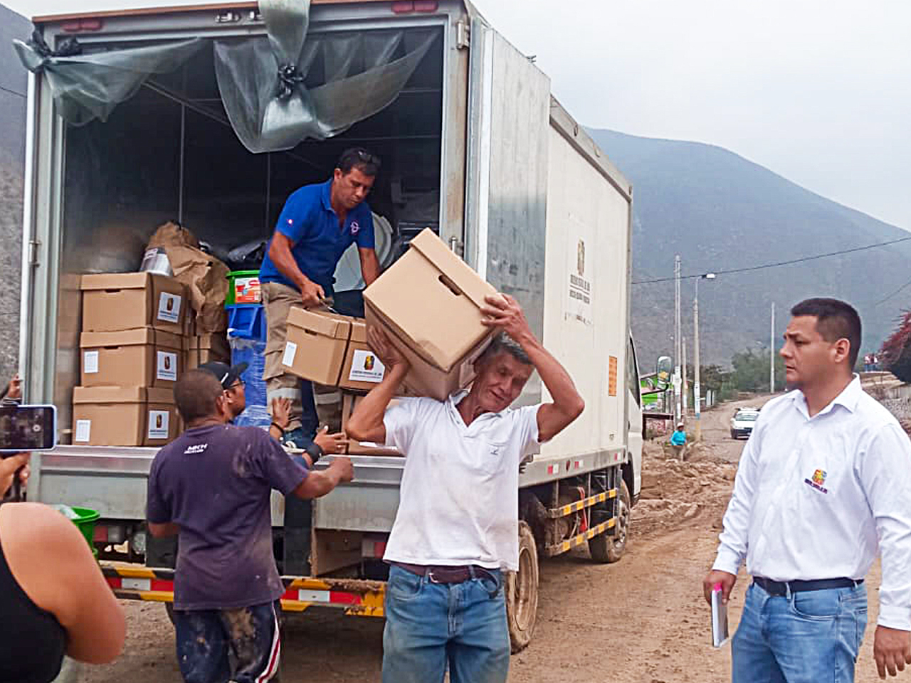 Gobernadora Rosa Vásquez atiende las emergencias, con ayuda humanitaria y maquinaria, en toda la región Lima
