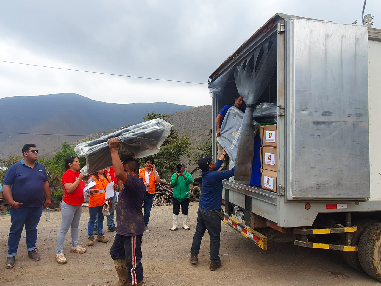 Gobernadora Rosa Vásquez atiende las emergencias, con ayuda humanitaria y maquinaria, en toda la región Lima