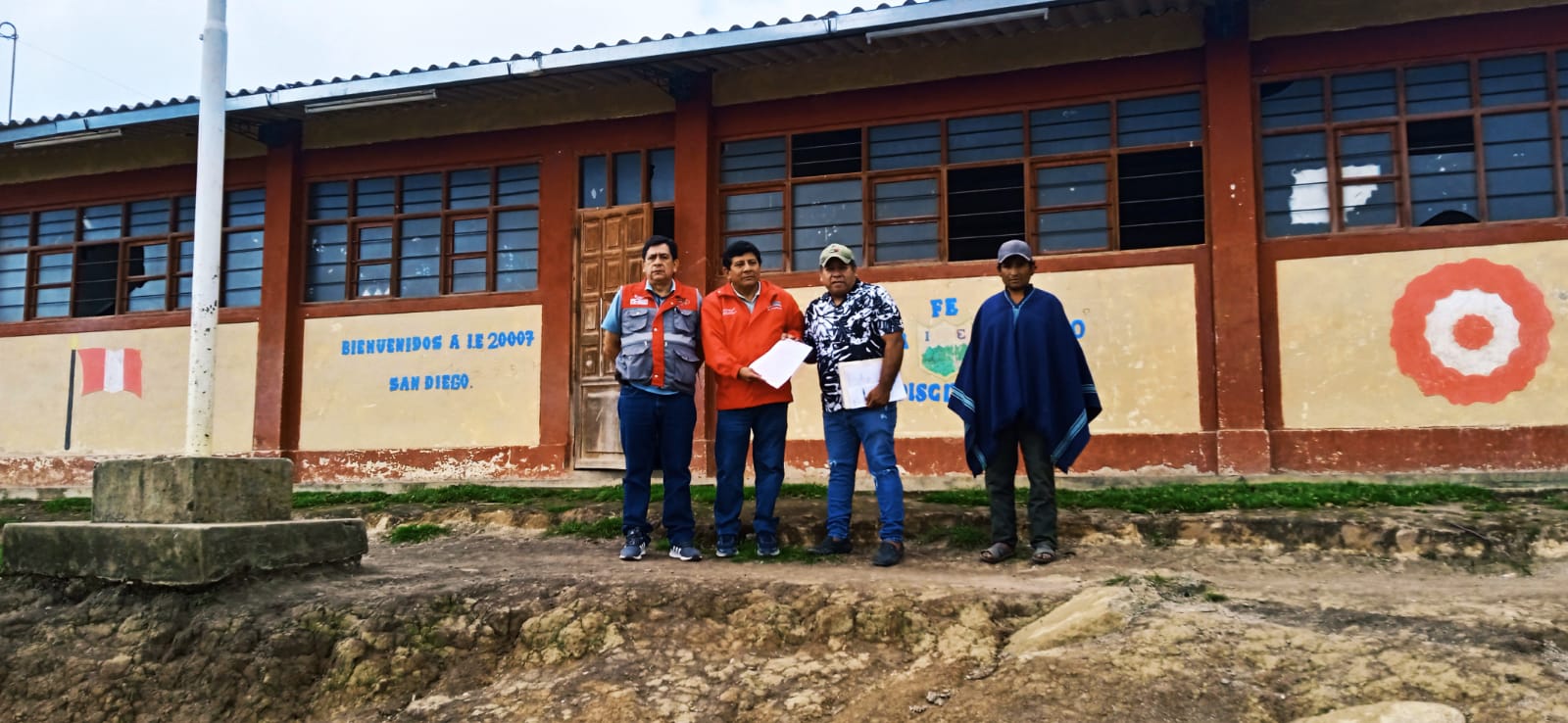 Atendiendo a las escuelas afectadas por el fenómeno de El Niño del año 2017.