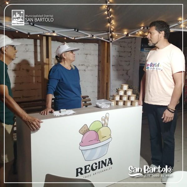 El Alcalde conversando con las personas emprendedoras de la Feria ubicada este fin de semana en la Alameda del Bicentenario .