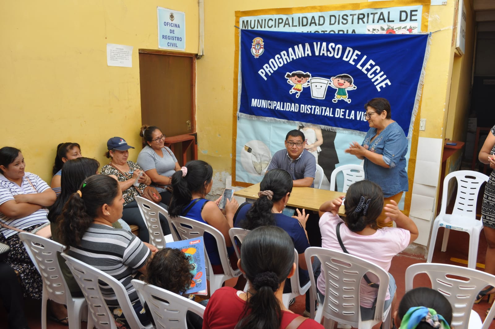 Imagen de la reunión con madres del Vaso de Leche
