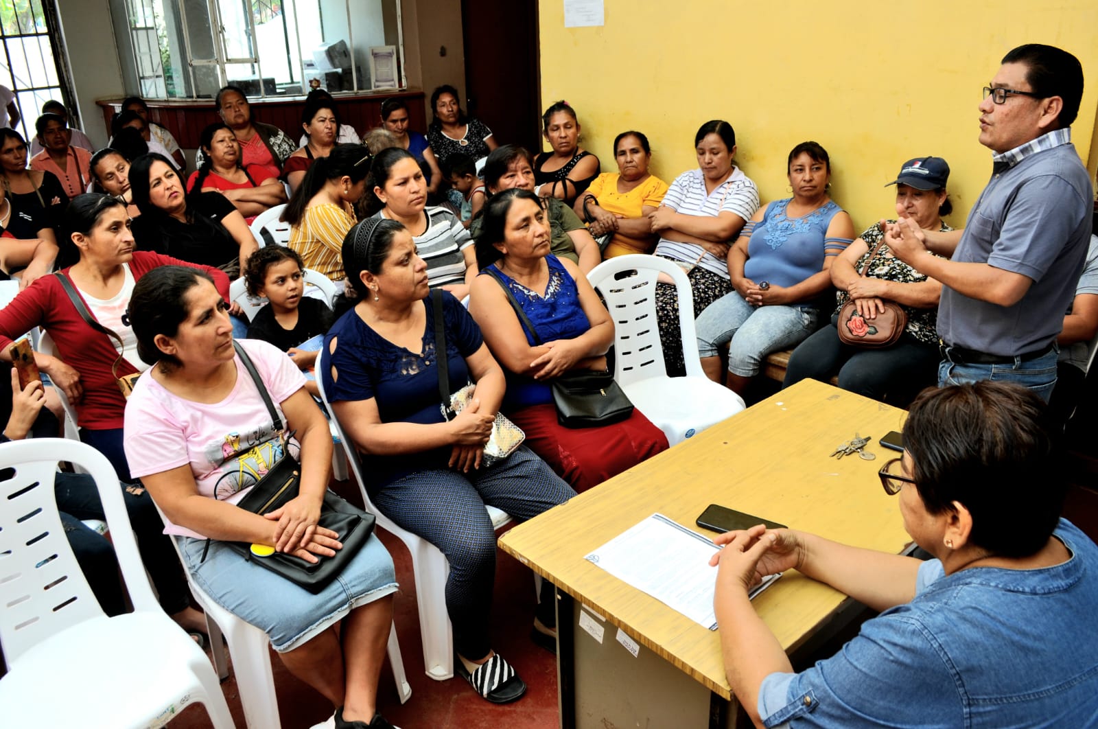 Imagen de la reunión con madres del Vaso de Leche