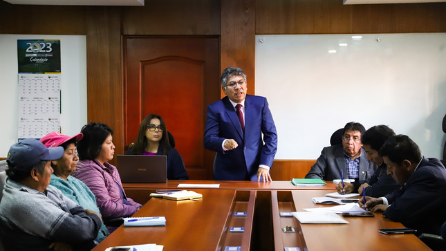 Gobernador regional exponiendo frente a los representantes caficultores de la región