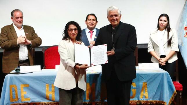 Ministra de Cultura entrega Declaratoria de Patrimonio Cultural a la Semana Santa de Ayacucho 